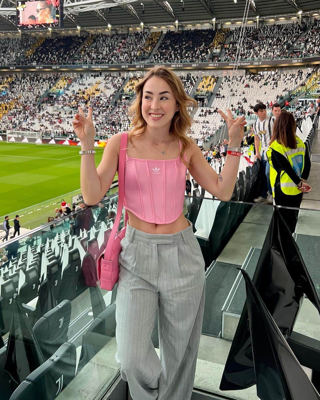 カルロッタ・フェリートさんのインスタグラム写真 - (カルロッタ・フェリートInstagram)「L’outfit meritava un post: non abbiamo una faccia carina, but whatever ✨🫶🏻  #juvemilan」5月29日 3時30分 - carlyferly