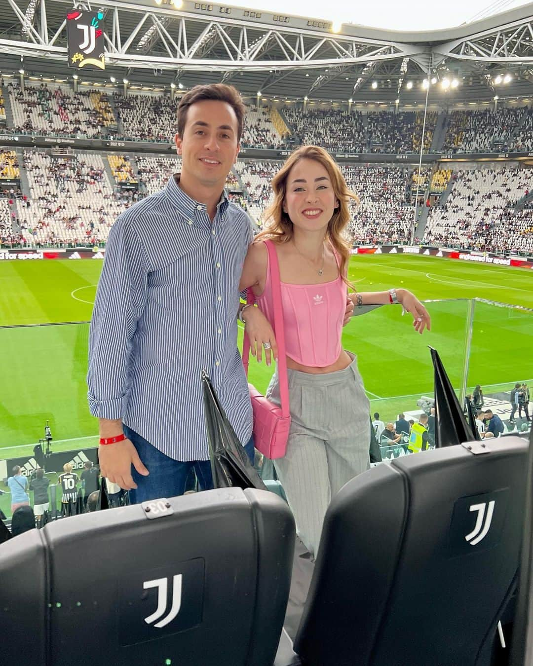 カルロッタ・フェリートさんのインスタグラム写真 - (カルロッタ・フェリートInstagram)「L’outfit meritava un post: non abbiamo una faccia carina, but whatever ✨🫶🏻  #juvemilan」5月29日 3時30分 - carlyferly