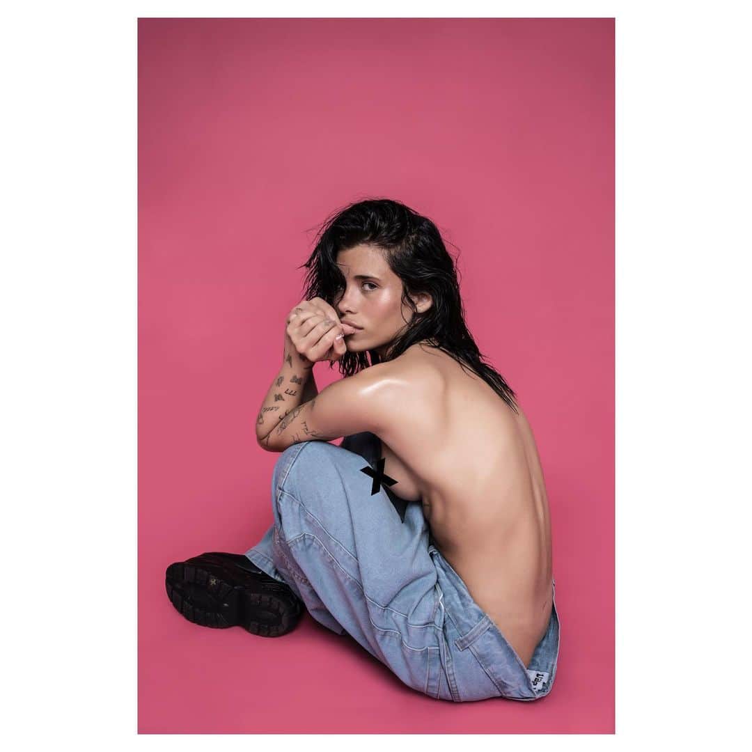 ランドール・スラヴィンのインスタグラム：「Nessa Barrett #outtake」