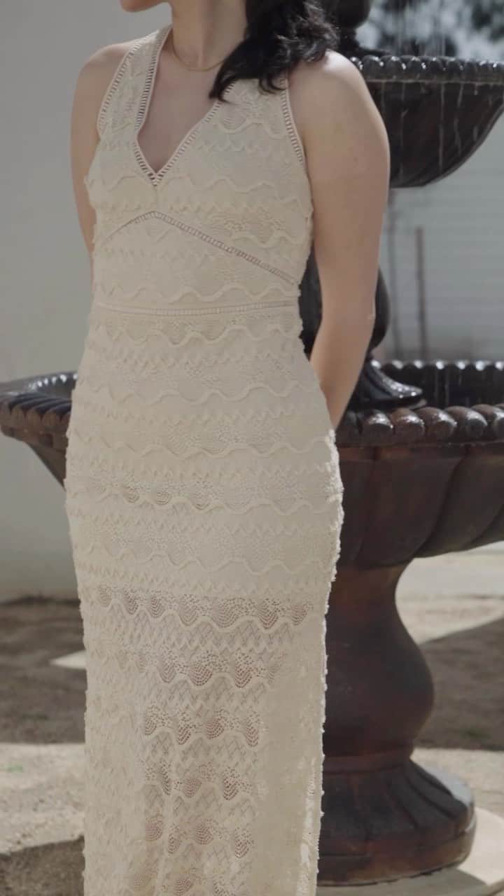 ゲスのインスタグラム：「If perfection was a dress. Meet the Liza Lace Maxi Dress available in four colorways 🤎 #LoveGUESS」