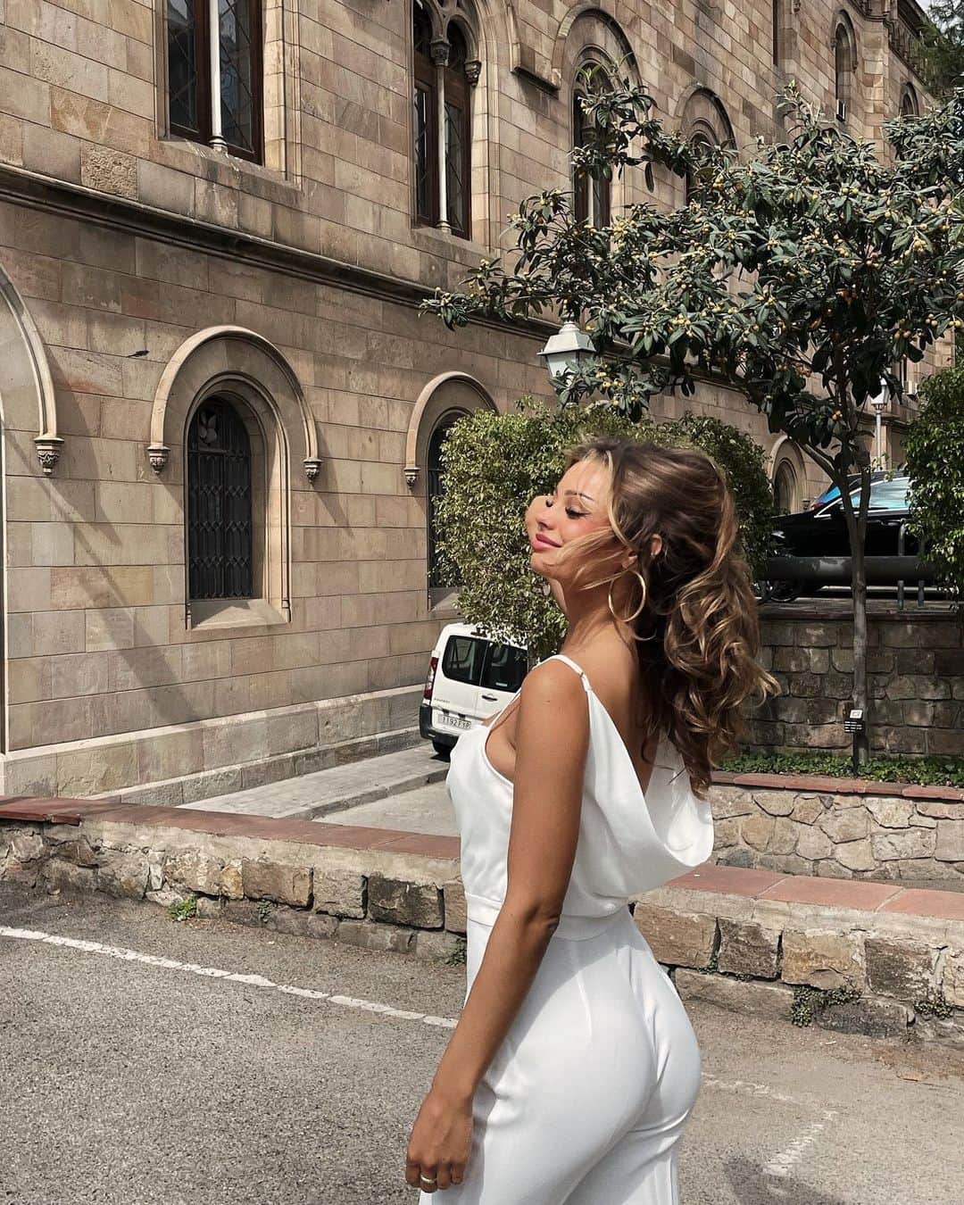 ゲスのインスタグラム：「Effortless elegance in the @marciano Betsy Draped Jumpsuit as seen on @lauraceliav 🤍 #LoveGUESS」