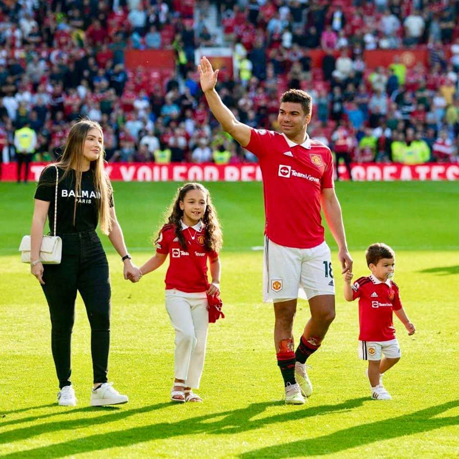 カゼミーロのインスタグラム：「Thanks, Reds! Thanks, Old Trafford! See you at Wembley! 🔴👊🏽  #MUFC #MUNFUL #Family❤️」