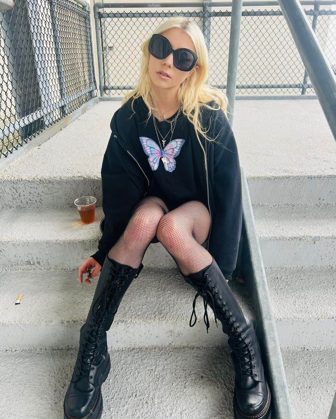 テイラー・モンセンのインスタグラム：「Backstage @sonictemplefestival MAIN STAGE 4pm 🤘」