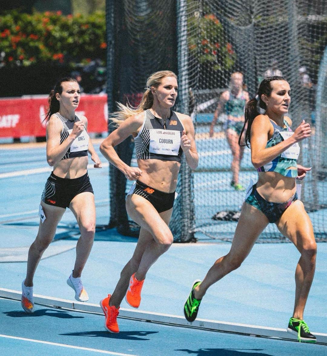 エマ・コバーンのインスタグラム：「4:05.3 for the 1500m yesterday 😊 I’m always happy to run 4:04-4:05 this time of year, and am feeling good that I was able to be in that range even with this being my first 1500m of the year. It was a fun weekend in LA, thank you @usatf for putting on a great meet. I’m racing again soon!!  Pic 3 is my fave here 👯‍♀️ @dani.joness, thanks for the first 2 pics @notafraid2fail 😊」