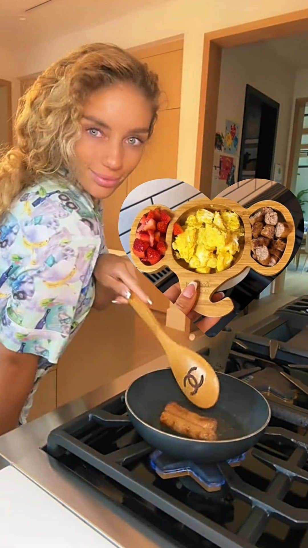 Jena Frumesのインスタグラム：「Breakfast for @jasonking please save the “those pans are toxic” “eggs are bad” “your kid should be vegan” “you cut his food wrong”“turkey sausage is bad” “too much oil” “you’re doing everything wrong “ comments ! My two year old is happy, HELLA healthy and fed. Just because you are entitled to your opinion does not mean you have to speak it. Knowing when to say nothing at all is a virtue. Let’s make social media a positive space. Yes I’m having water for breakfast🤣💦🫶🏽  #toddlermeals #toddlermom #momlife」