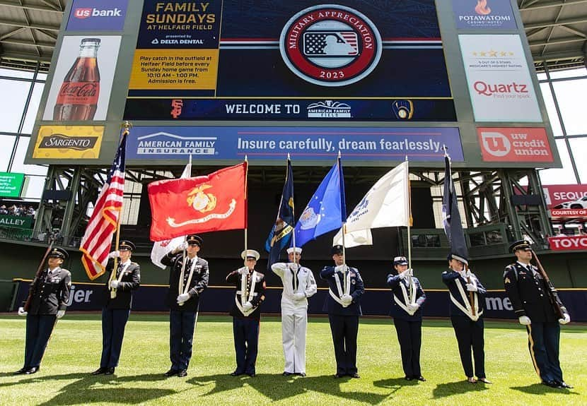 ミルウォーキー・ブルワーズさんのインスタグラム写真 - (ミルウォーキー・ブルワーズInstagram)「Today, we honor all those who have served for our country, past and present.   #ThisIsMyCrew」5月29日 4時40分 - brewers