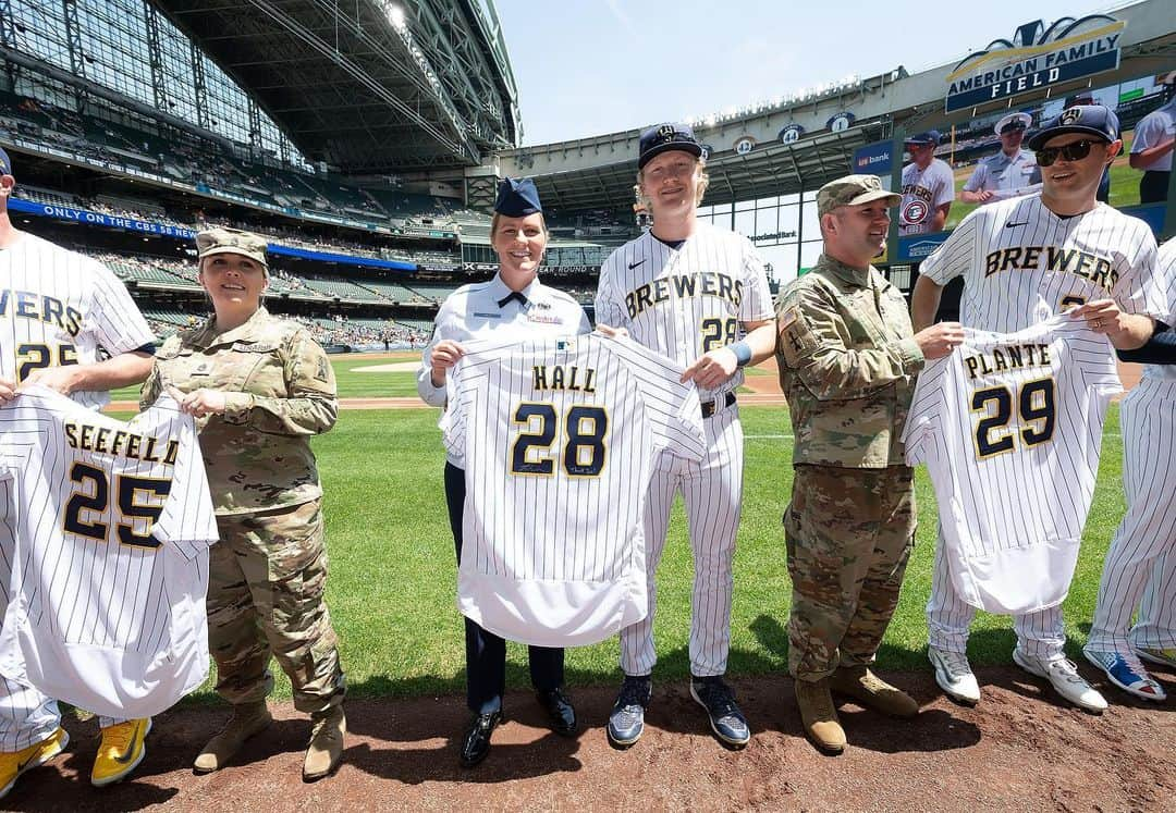 ミルウォーキー・ブルワーズさんのインスタグラム写真 - (ミルウォーキー・ブルワーズInstagram)「Today, we honor all those who have served for our country, past and present.   #ThisIsMyCrew」5月29日 4時40分 - brewers