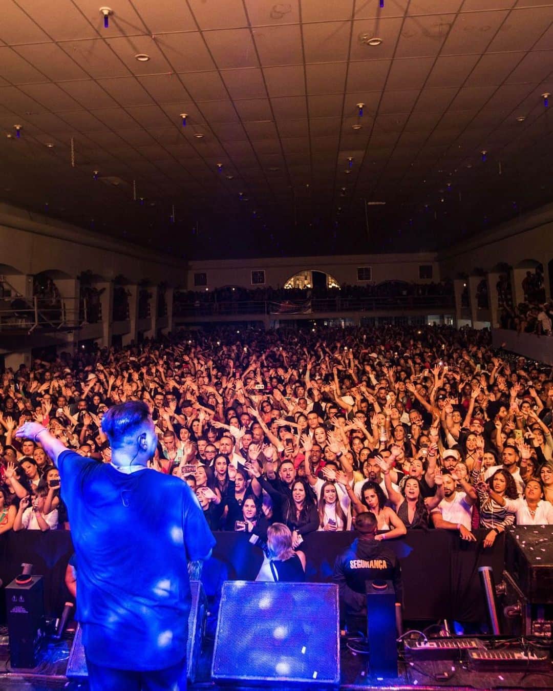Sorriso Marotoのインスタグラム：「Noite de ingressos ESGOTADOS ontem em Piracicaba-SP! 🔥  Casa lotada e vocês cantando todas com a gente, obrigado por essa recepção! ♥️   📸 @ovitorbranco」