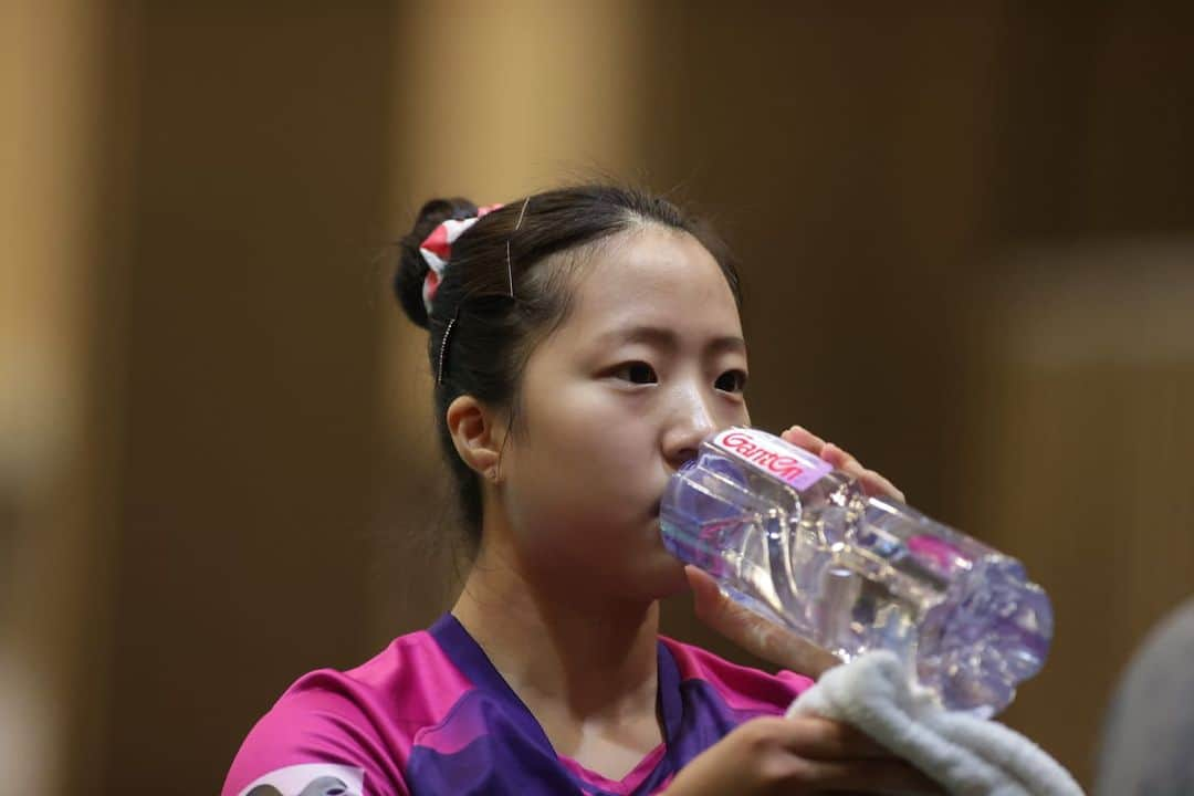 ITTF Worldさんのインスタグラム写真 - (ITTF WorldInstagram)「Hydration is key to stay in your best shape when you're on the #ITTFWorlds2023 stage💧   #Durban2023 #TableTennis #PingPong #Ganten」5月29日 5時00分 - wtt