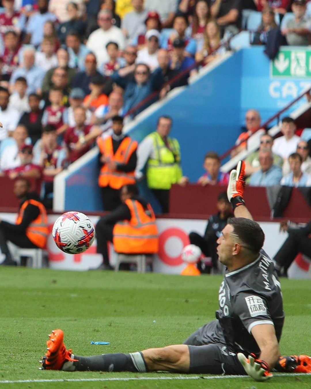 ダミアン・マルティネスさんのインスタグラム写真 - (ダミアン・マルティネスInstagram)「European competition ✅  Villa park rocking ✅  Thank you so much for your amazing support throughout the season 🫶  Competencia europea ✅  Villa park 🔥  Gracias a todos por el apoyo durante todo el año 🫶」5月29日 5時10分 - emi_martinez26