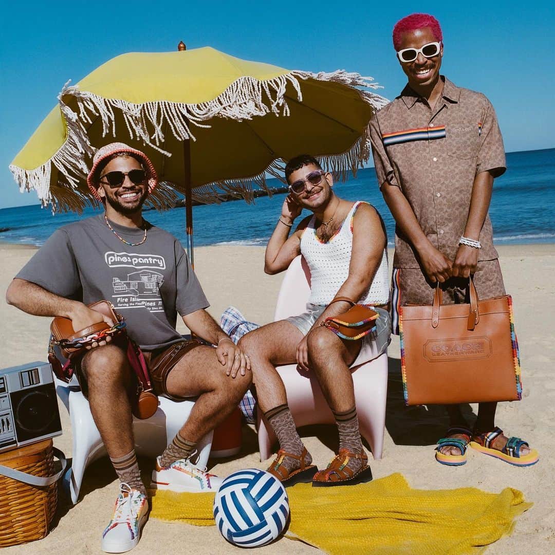 コーチのインスタグラム：「Pull up a (beach) chair to this party—there's always room for more. 🦋 Link in bio to shop our Pride Collection, as seen on @papijuicebk and @jonahalmost.  We're celebrating LGBTQIA+ communities everywhere, this June and every month. 🫶 This year marks a decade of partnership between the Coach Foundation and the @hetrickmartin Institute, and continuing partnerships with @pointfoundation and @lgbtcenterlink. All three organizations create supportive environments where LGBTQIA+ young people can thrive.  Photographer: @hellojunlu Assistant Photographers: @_thefox & @jimmy_aruba   #CoachPride #CoachNY」