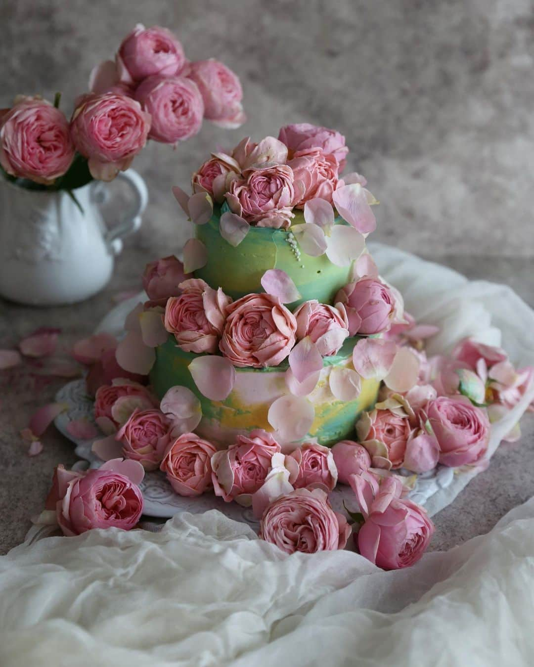 청담 수케이크 (atelier soo)さんのインスタグラム写真 - (청담 수케이크 (atelier soo)Instagram)「ㅡ Pink Rose  #flowercake #wedding #cake #rosecake #partycake」5月29日 5時32分 - soocake_ully