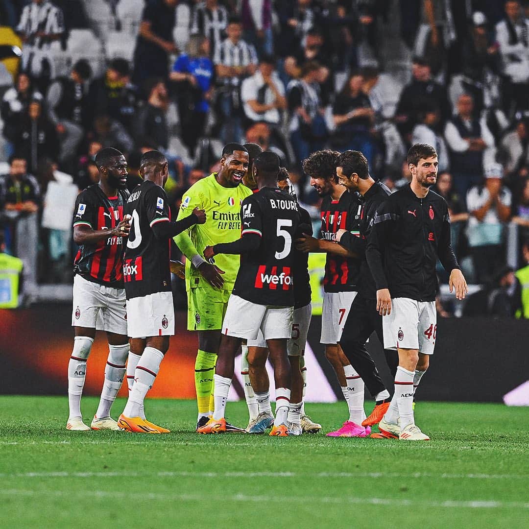 ACミランさんのインスタグラム写真 - (ACミランInstagram)「Doing the double over Juve for the first time since 2009/10 ✅ E andiamoooo ❤️🖤  #JuveMilan 0-1 #SempreMilan」5月29日 5時44分 - acmilan