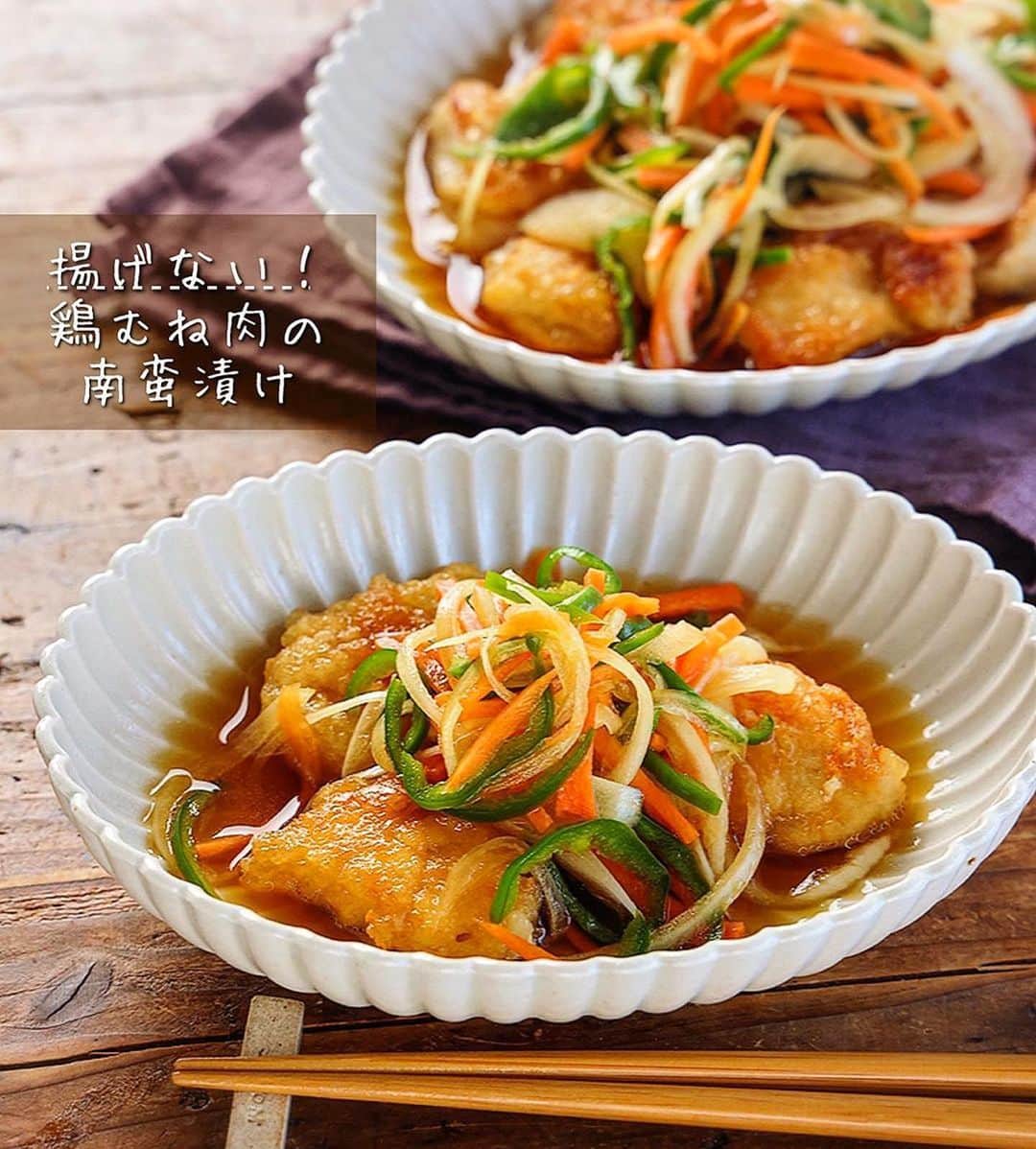 Mizuki【料理ブロガー・簡単レシピ】さんのインスタグラム写真 - (Mizuki【料理ブロガー・簡単レシピ】Instagram)「・作り置きにも🌸 ⁡ ［#レシピ ］ ーーーーーーーーーーーーーーー 揚げない！鶏むね肉の南蛮漬け ーーーーーーーーーーーーーーー ⁡ ⁡ ⁡ おはようございます☺️ ⁡ 今日ご紹介させていただくのは \ 揚げない！鶏むね肉の南蛮漬け / (再掲載) ⁡ 鶏肉は焼くだけ💕 野菜たっぷりでヘルシー🫑 南蛮酢は酸っぱ過ぎず甘過ぎない まろやかな味わいに仕上げました✨ ⁡ 冷蔵庫で3〜4日保存できて 作り置きにもおすすめですよー😋 汁気を切ればお弁当にも使えるので よかったらお試し下さいね💕 ⁡ ⁡ ⁡ 💬💬💬 謎の暮らしアカウント作りました🏠 変なライブはこっちでやってます🤫 →(@mizuki_kurashi ) ⁡ ⁡ 【簡単・時短・節約レシピ更新中🔻】 @mizuki_31cafe ⁡ ⁡ ⁡ ＿＿＿＿＿＿＿＿＿＿＿＿＿＿＿＿＿＿＿ 【2人分】 鶏むね肉...1枚(250g) ●酒...小1 ●塩こしょう...少々 片栗粉...適量 サラダ油...大1 玉ねぎ...小1/2個 人参...1/3本 ピーマン...2個 ☆水...100ml ☆和風顆粒だし...小1/4 ☆酢...大3 ☆砂糖・醤油...各大2 ⁡ 1.玉ねぎは薄切り、人参とピーマンは細切りにし、耐熱容器に入れる。☆を加えて混ぜ、600Wのレンジで2分加熱する。 2.鶏肉は1cm厚さの削ぎ切りにし、●を揉み込み片栗粉をまぶす。フライパンにサラダ油を中火で熱し、両面色よく焼いて火を通す。 3.2が熱い内に1に漬ける。 ￣￣￣￣￣￣￣￣￣￣￣￣￣￣￣￣￣￣￣ ⁡ ⁡ 《ポイント》 ♦︎ 漬けてすぐでも、時間を置いてもおいしくいただけます♩ ♦︎工程1ではラップなしでレンチンしています♩レンチンすることで野菜がしんなりして食べやすくなりますよー♩ ♦︎冷蔵庫で3〜4日保存できます♩ ⁡ ⁡ ⁡ ⁡ ⁡ ⁡ 𖤣𖥧𖥣𖡡𖥧𖤣✨ 愛用している調理器具や器などは #楽天ROOMに載せてます ‎𐩢𐩺 (ハイライトから飛べます🛍) ⁡ ⁡ ⁡ ⁡ ⁡ ⁡ 🔶全国の書店・ネット書店で発売中🔶 ⁡ ✼••┈┈┈┈┈••✼••┈┈┈┈┈••✼ 今日のごはんこれに決まり！ ‎𓊆#Mizukiのレシピノート 500品𓊇 ✼••┈┈┈┈┈••✼••┈┈┈┈┈••✼ ⁡ ˗ˏˋ おかげさまで25万部突破 ˎˊ˗ 料理レシピ本大賞準大賞を受賞しました🙇‍♀️ ⁡ 6000点の中からレシピを厳選し まさかの【500レシピ掲載】❣️ 肉や魚のメインおかずはもちろん 副菜、丼、麺、スープ、お菓子 ハレの日のレシピ、鍋のレシピまで 全てこの一冊で完結𓌉◯𓇋✨ ⁡ ⁡ ⁡ ⁡ ⁡ ⁡ #鶏むね肉の南蛮漬けm #鶏むね肉レシピ #鶏むね肉 #南蛮漬け #揚げない #鶏肉レシピ #ピーマンレシピ #煮るだけ #肉豆腐 #節約料理 #簡単料理  #時短料理 #料理 #mizukiレシピ  #アルモンデ #時短レシピ #節約レシピ #簡単レシピ」5月29日 6時22分 - mizuki_31cafe