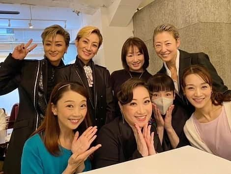 綺華れいさんのインスタグラム写真 - (綺華れいInstagram)「https://ameblo.jp/rei-ayaka/entry-12805074994.html  5月27日(土)  宝塚パンケーキの カフェ・ド・ヴォアラにて  6月1日～スタートする𝐍𝐢𝐠𝐡𝐭営業の夜ヴォアラ  会員制 BAR サロン『Knight Voila』の  プレオープンパーティーに  鳴海じゅんさんとご一緒に  お招き頂きました😊💖  沢山のお客様をお相手されるのは  マダムの紫鳳あけのさん🌹  Knight の汐美真帆さん♘♞✨  お客様とも交流しつつ楽しい時間をすごし、  パーティーはマダムとKnightのショータイムへ✨  元花組 ツインフラワーズ🌸⋆*  マダムと美苑えりかさんのサプライズ💕  そして "なるあや" もサプライズ出演💕  マダムリクエストのナンバーで  ステージに立たせていただきました😆✨  ラストにはみんなで  すみれの花咲く頃を歌わせていただきました✨  翔つかささん、しのぶ紫さん、珠まゆらちゃん💕  だぁい好きな皆さんとも  ピーチクパーチクお話できて🤭💓  とてもとてもと楽しいひとときでした😊💖  演者でありつつも、  ご実家の事業も継いでおられ、  先日の「藤の扇」主催・演出・演出や  YouTube あけのちゃんねる   そして今回の会員制BARサロン『Knight Voila』  と👏🏻✨💓 👏🏻✨💓 👏🏻✨💓  お客様を楽しませたい✨というワクワクと  やってみたい✨という好奇心を  どんどんカタチにされていく  マダムあけの🌹  そのエネルギーにいつも刺激とパワーを  いただきます✨  この日は車で伺っていたのでノンアルコール🚗³₃  でしたが、次回に召し上がれ💁✨と  お客様からボトル(スパークリング)を  プレゼントいただきました😆💕  嬉しいお心遣いありがとうございます🙏💖  皆様も宝塚にお越しの際は  ぜひ✨夜の宝塚『Knight Voila』にて  素敵なマダム＆Knightとの  刺激的でトキメキな一夜を  ご堪能くださいませ💁💕  詳細はこちら👇👇👇  あけのちゃんねる『Knight Voila』 https://youtu.be/pVBVkqoMJcc  https://knightvoila.com/  お昼のパンケーキ＆汐美シェフも絶品です💁𓌉🥞𓇋 ‎💕  詳細：綺華れいオフィシャルブログ 『Knight Voila』プレオープン✨ https://ameblo.jp/rei-ayaka/entry-12805074994.html  お写真は皆様の投稿より拝借させて頂きました😌🙏✨   #KnightVoila   #ナイトヴォアラ  #宝塚  #会員制BARサロン  #宝塚OG  #宝塚歌劇団  #紫鳳あけの  #汐美真帆  #綺華れい  #鳴海じゅん  #なるあや  #宝塚受験  #Shining☆Stars  #angleアンバサダー」5月29日 6時28分 - rei_ayaka