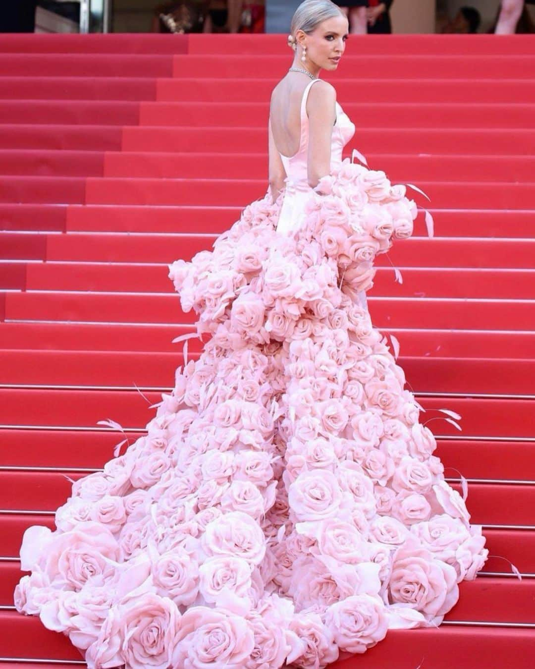 レオニー・ハンネさんのインスタグラム写真 - (レオニー・ハンネInstagram)「La vie en rose 🌸 It feels unreal we turned this couture dream of mine into reality. Cannes was unbelievable… I’m still processing all these memories which will last forever!  @nicolefeliciacouture @bulgari」5月29日 6時32分 - leoniehanne