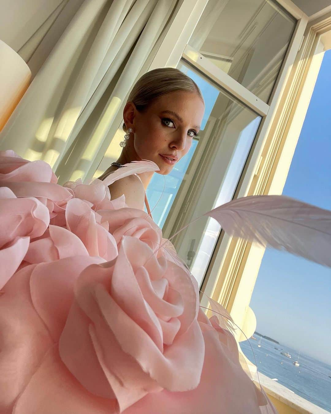 レオニー・ハンネさんのインスタグラム写真 - (レオニー・ハンネInstagram)「La vie en rose 🌸 It feels unreal we turned this couture dream of mine into reality. Cannes was unbelievable… I’m still processing all these memories which will last forever!  @nicolefeliciacouture @bulgari」5月29日 6時32分 - leoniehanne