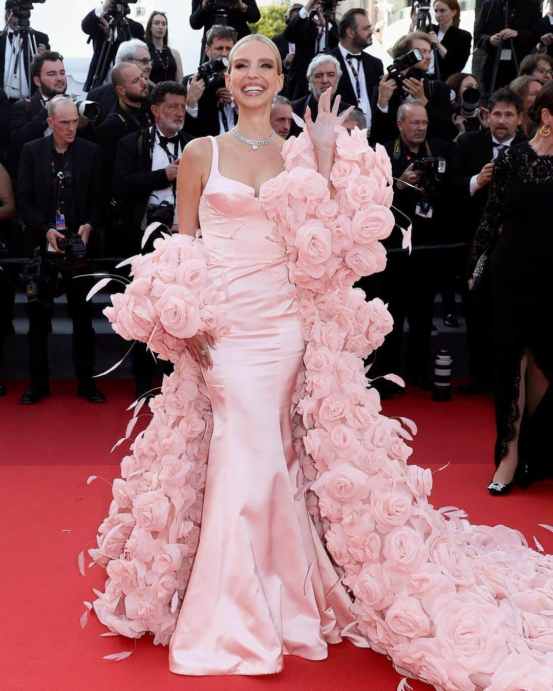 レオニー・ハンネさんのインスタグラム写真 - (レオニー・ハンネInstagram)「La vie en rose 🌸 It feels unreal we turned this couture dream of mine into reality. Cannes was unbelievable… I’m still processing all these memories which will last forever!  @nicolefeliciacouture @bulgari」5月29日 6時32分 - leoniehanne