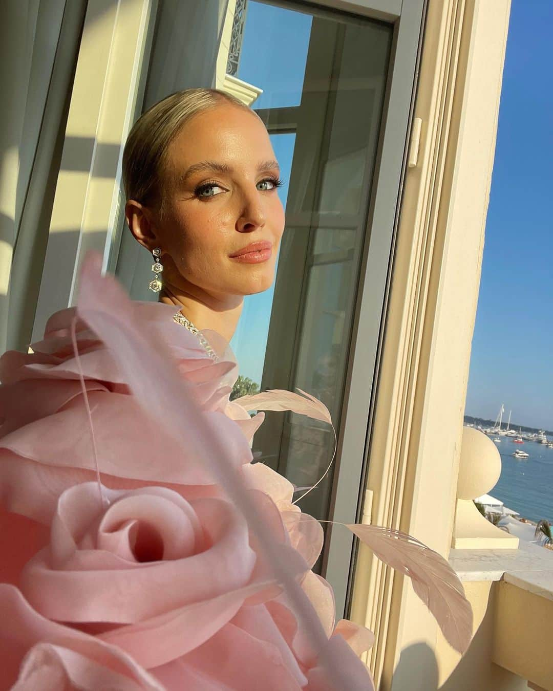 レオニー・ハンネさんのインスタグラム写真 - (レオニー・ハンネInstagram)「La vie en rose 🌸 It feels unreal we turned this couture dream of mine into reality. Cannes was unbelievable… I’m still processing all these memories which will last forever!  @nicolefeliciacouture @bulgari」5月29日 6時32分 - leoniehanne