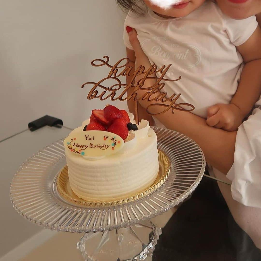 yuiさんのインスタグラム写真 - (yuiInstagram)「私のお誕生日当日は娘を連れてディズニーランド行きました！ケーキ🍰が出てきた時には娘が寝てしまい、 どーしても娘に歌って欲しくて自宅に帰ってからも🎂 上手にhappy birthday mamaと言ってくれて嬉しい〜😍🍰来年はもっと上手に歌ってくれるかな？😍#ゆいのママライフ」5月29日 6時40分 - yuiram
