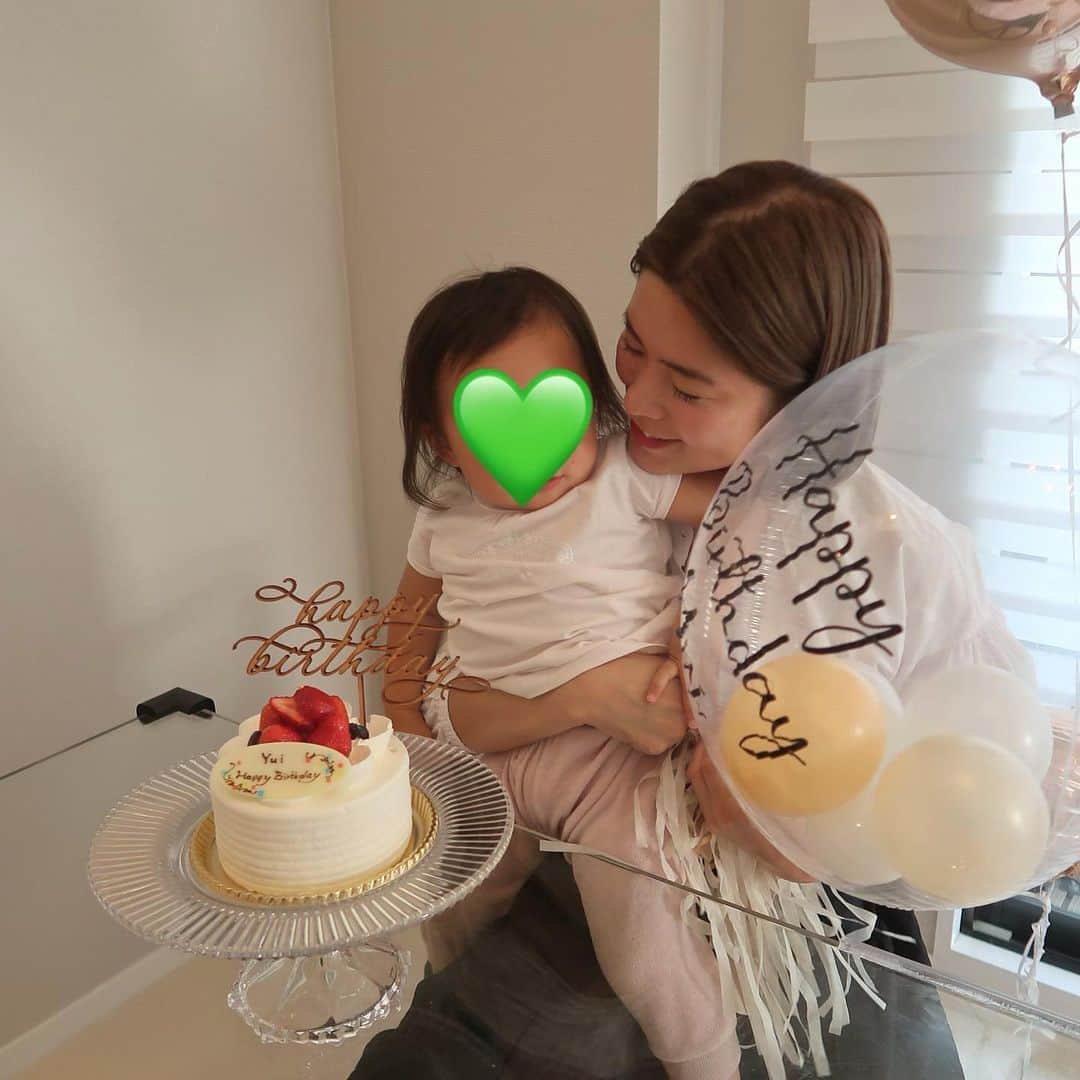 yuiのインスタグラム：「私のお誕生日当日は娘を連れてディズニーランド行きました！ケーキ🍰が出てきた時には娘が寝てしまい、 どーしても娘に歌って欲しくて自宅に帰ってからも🎂 上手にhappy birthday mamaと言ってくれて嬉しい〜😍🍰来年はもっと上手に歌ってくれるかな？😍#ゆいのママライフ」