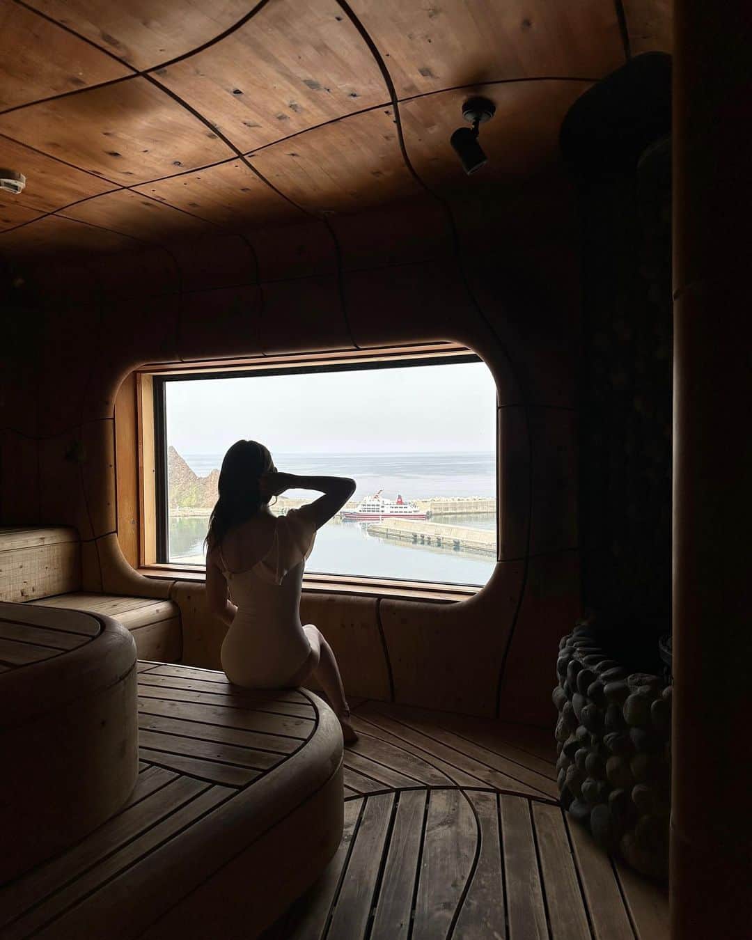 Sayaka.Mさんのインスタグラム写真 - (Sayaka.MInstagram)「. 北こぶしの大浴場&サウナ  展望大浴場「大海原」  海原はるかを行き交う漁船や観光船 水平線までを埋め尽くす流氷原 大きな窓から碧海を望む ホテル最上階の展望大浴場🧖‍♀️💓  サウナは2種類 @totonoeoyakata プロデュース  流氷をイメージした『KAKUUNA（カクウナ）』と 木の洞窟をイメージした『UNEUNA（ウネウナ）』  外気浴も最高なんです🫶 眼下をすべるように飛ぶカモメや冬期の流氷など、 より知床を身近に感じながらまったりする事が出来ます  こちらのポンチョは @ttne のやつ 今回宿泊したサウナ付きのお部屋についていました🥹✨  サウナ、食べ物、部屋、全てにおいて 高評価だった今回のお宿 @kitakobushi_shiretoko  道東旅行の目的地になる事間違いなし☝️  ┈┈┈┈┈┈┈┈┈┈┈┈┈┈┈┈┈┈┈┈ 北海道を発信✐☡ グルメ / 観光 / 新店情報  ◍ サウナ🧖‍♀️は #sayaka_サウナ ◍ 観光は #sayaka_北海道旅行 ◍ 使用品やオススメは楽天roomに掲載中   プロフィール欄の下にリンク ┈┈┈┈┈┈┈┈┈┈┈┈┈┈┈┈┈┈┈┈  #北海道 #北海道旅行 #北海道観光 #道東 #道東旅行 #知床 #知床旅行 #北こぶし #北こぶし知床ホテルアンドリゾート #サウナ #松尾大 #ととのえ親方 #サウナー #サウナ女子 #サウナ好きな人と繋がりたい #サウナ好き #sauna #saunatime #shiretoko #北海道ママ #外気浴 #ととのう #水着コーデ #水着女子」5月29日 6時49分 - insta.sayaka