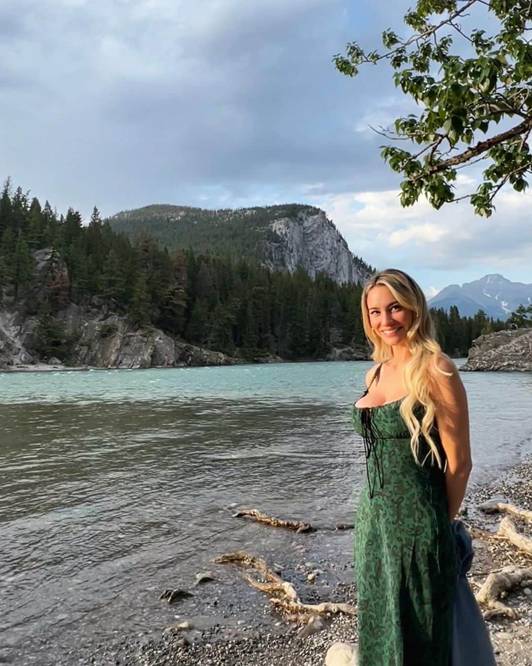 ブリアナ・ホリーのインスタグラム：「obstructing the view」