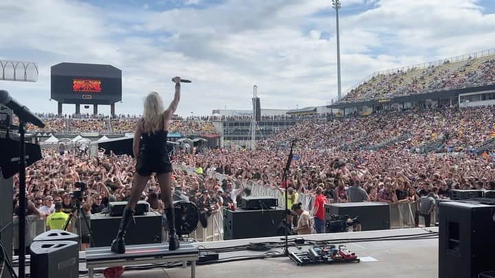 テイラー・モンセンのインスタグラム：「@sonictemplefestival you were FUCKING AWESOME」
