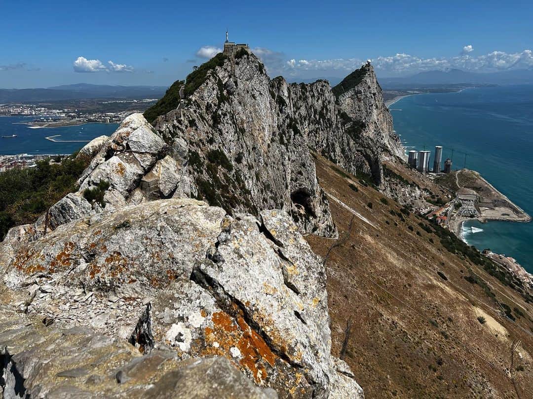 榎戸教子さんのインスタグラム写真 - (榎戸教子Instagram)「【イギリス・ジブラルタル】 ジブラルタル海峡、狭いところで14km。 向こうに見えているのはアフリカ大陸です。 クイーン・エリザベス2世は、 今から約70年前に訪れこの景色をご覧になったそう。  いちごジャムを塗ったパン、 バナナやりんごを持ってジブラルタルロックへ。 開かれた景色と海風が心地よい 少しハードなハイキングでした。  娘はジブラルタルで前髪を切りました。  娘と世界一周中。 音声メディアVoicyでお話ししました。 写真と合わせてお聴きください。  『#52 ジブラルタルの岩に登る』 https://voicy.jp/channel/3482/528396  #worldtraveler #gibraltar #uk #travel #trip #voicy」5月29日 7時03分 - noriko_enokido