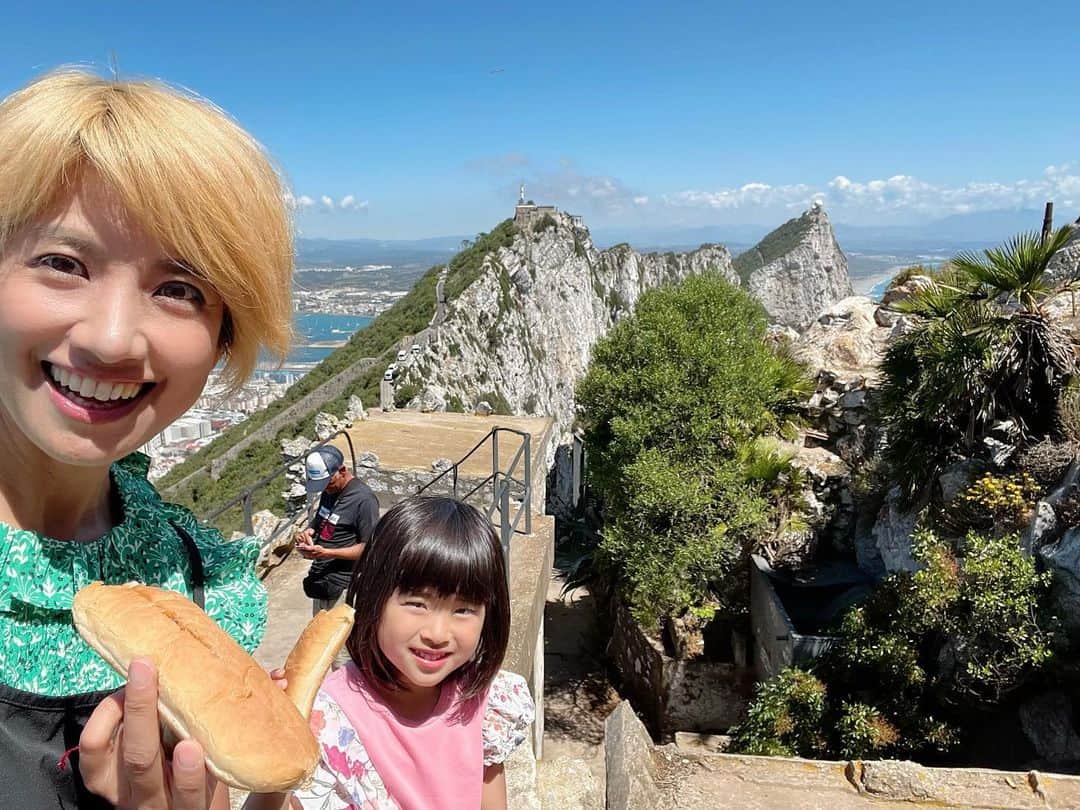 榎戸教子さんのインスタグラム写真 - (榎戸教子Instagram)「【イギリス・ジブラルタル】 ジブラルタル海峡、狭いところで14km。 向こうに見えているのはアフリカ大陸です。 クイーン・エリザベス2世は、 今から約70年前に訪れこの景色をご覧になったそう。  いちごジャムを塗ったパン、 バナナやりんごを持ってジブラルタルロックへ。 開かれた景色と海風が心地よい 少しハードなハイキングでした。  娘はジブラルタルで前髪を切りました。  娘と世界一周中。 音声メディアVoicyでお話ししました。 写真と合わせてお聴きください。  『#52 ジブラルタルの岩に登る』 https://voicy.jp/channel/3482/528396  #worldtraveler #gibraltar #uk #travel #trip #voicy」5月29日 7時03分 - noriko_enokido