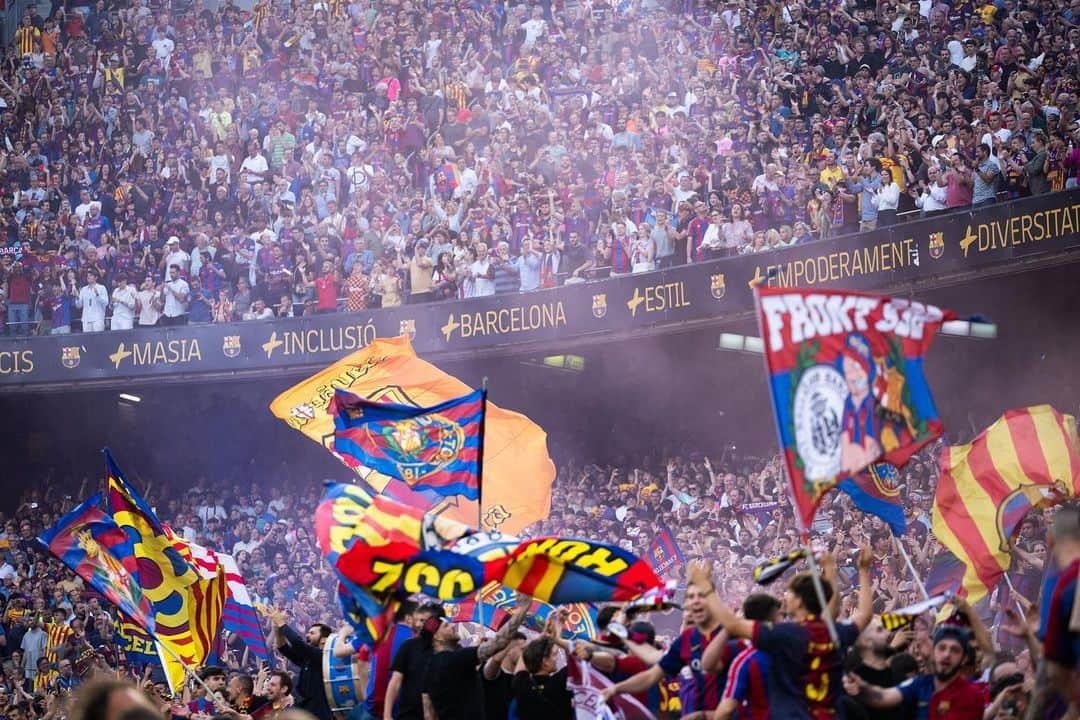 ロベルト・レヴァンドフスキさんのインスタグラム写真 - (ロベルト・レヴァンドフスキInstagram)「Last game at home. Culers 💙❤️ @fcbarcelona」5月29日 7時13分 - _rl9