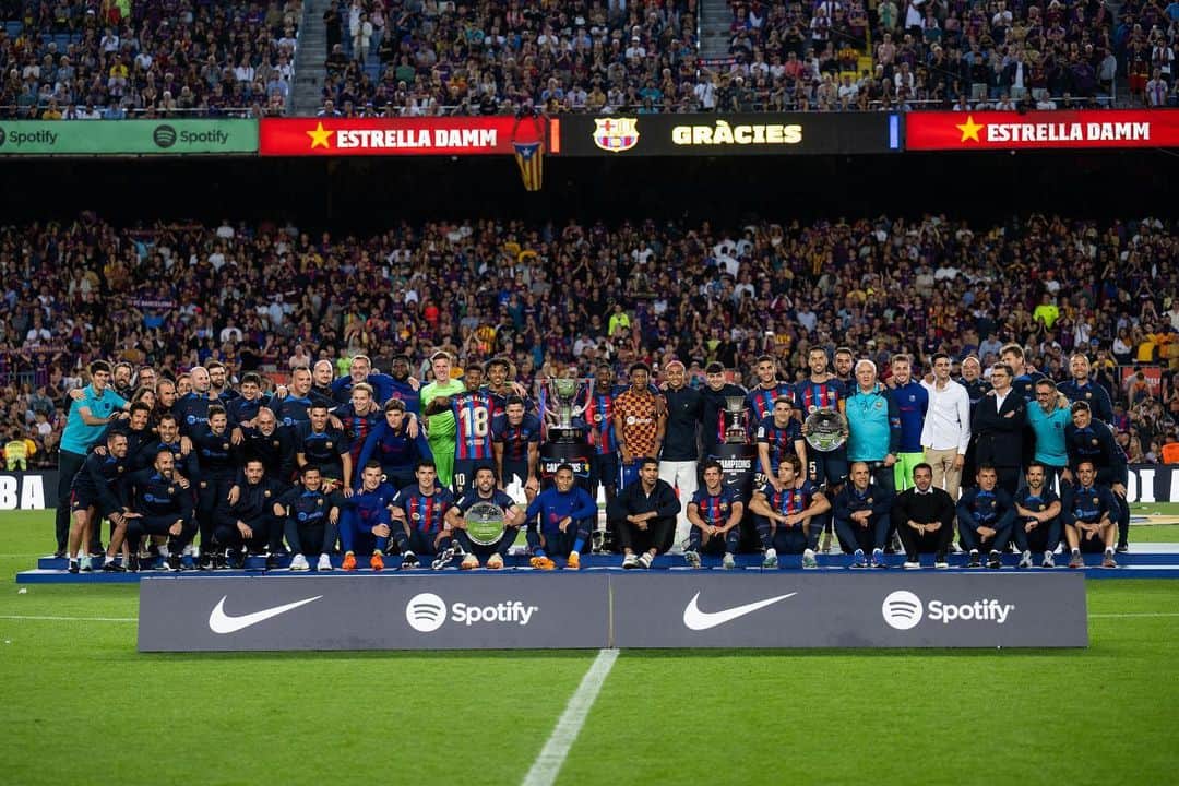 ロベルト・レヴァンドフスキのインスタグラム：「Last game at home. Culers 💙❤️ @fcbarcelona」