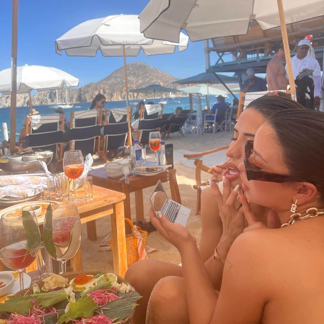 シエラ・ラミレスのインスタグラム：「out of office💻👙🇲🇽💍💋」