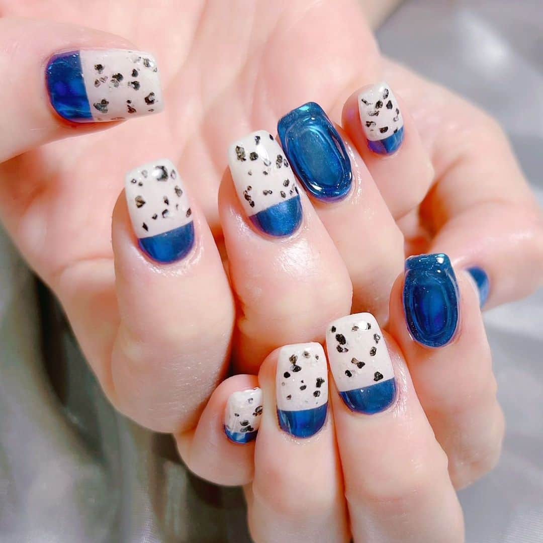小川麻琴さんのインスタグラム写真 - (小川麻琴Instagram)「ネイルを新しくしましたぁ💅  今回は久しぶりに @chiekonakayama さんにやって頂きました🥰  短めのスクエアで 大好きなブルーのミラーネイルを基調にデザインしてもらったよー🤭✨  夏を先取りな感じで 見ててウキウキします🏖️✨  ちえこさん、 とっても素敵なネイルをありがとうございました🥰🥰🥰  #サマーネイル  #ブルーネイル  #ミラーネイル  #スクエアネイル」5月29日 12時46分 - 1029_makoto