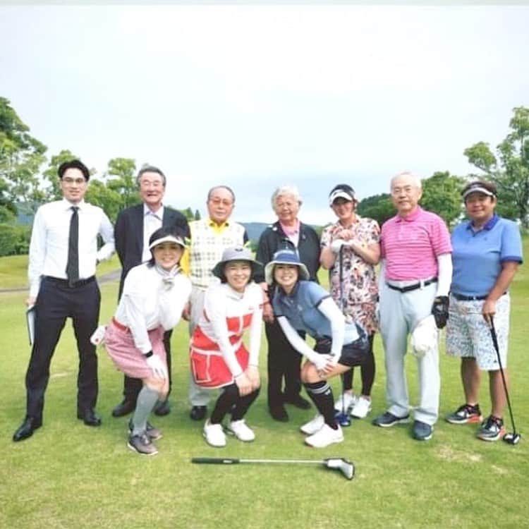 石原詢子さんのインスタグラム写真 - (石原詢子Instagram)「レジェンドの岡本綾子プロ 私にとってゴルフの師匠 と、言っても実際にレッスンして頂いたわけではありませんけどね。 昔、NECスーパーゴルフというゴルフ番組を岡本プロがやってらして、私はそのテレビを観て見よう見まねでゴルフを覚えたのです。 その岡本プロとお会い出来て、いっぱいお話しをさせて頂きました。 岡本プロが見ていらっしゃる前で打つのは緊張したーーっ❗  昨日のKOUNプロアマ大会ではスコアは良くなかったけど景色の良いゴルフ場でのプレーは楽しかった！ ご一緒しました北田瑠衣プロと同じ組のメンバーさんと。 お世話になりました幸運ホールディングスの皆様、ありがとうございました。  #レジェンド #岡本綾子 さん #プロゴルファー #女子プロゴルファー #賞金女王 #ホールインワン #15回 された人 #necスーパーゴルフ #テレビ東京 #プロアマ戦 #北田瑠衣 プロ #パサージュ琴海 #ゴルフ #ゴルフ場 #表純子プロ #藤井かすみプロ #久保樹乃プロ #幸運ホールディングス #石原詢子」5月29日 12時40分 - junko_ishihara.official