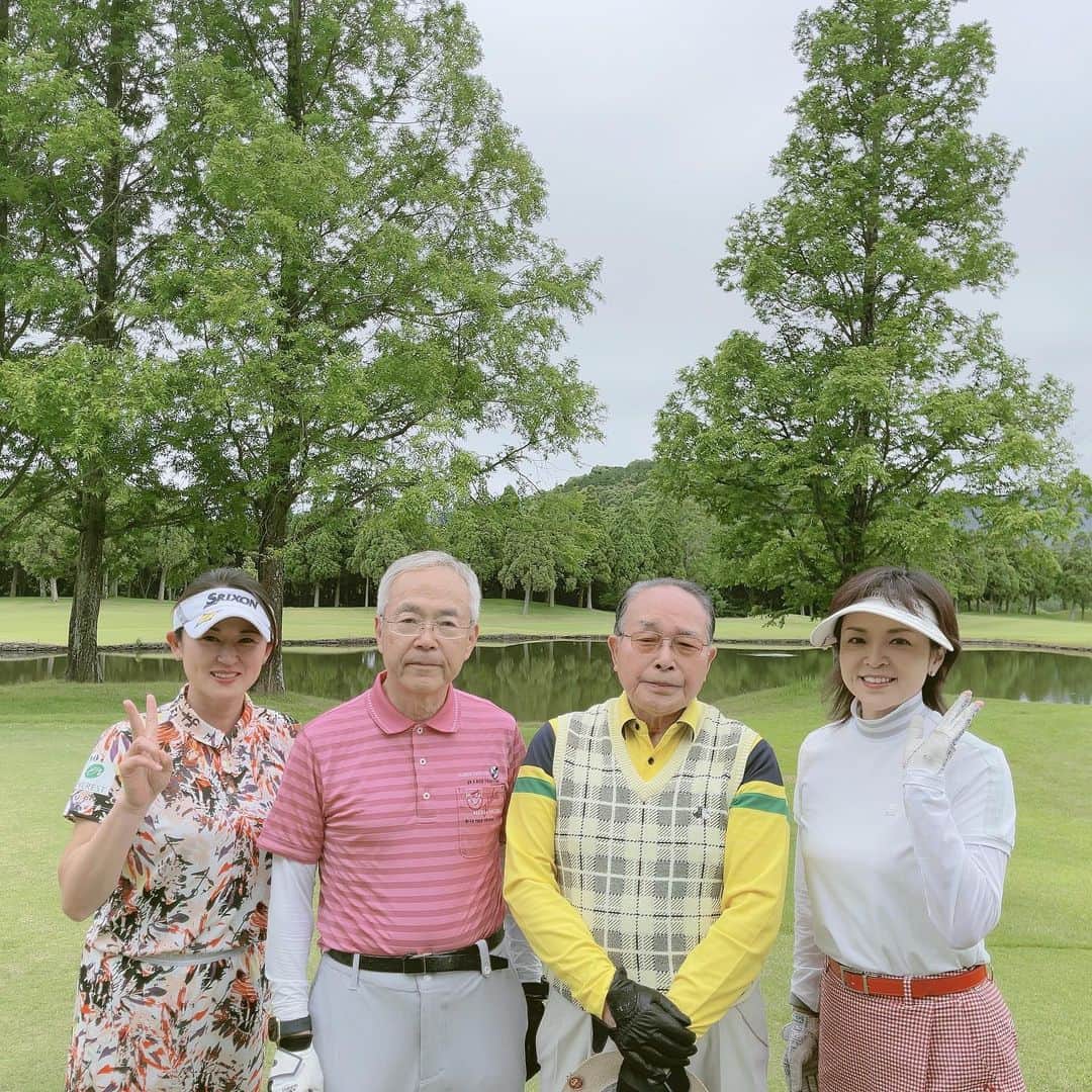 石原詢子さんのインスタグラム写真 - (石原詢子Instagram)「レジェンドの岡本綾子プロ 私にとってゴルフの師匠 と、言っても実際にレッスンして頂いたわけではありませんけどね。 昔、NECスーパーゴルフというゴルフ番組を岡本プロがやってらして、私はそのテレビを観て見よう見まねでゴルフを覚えたのです。 その岡本プロとお会い出来て、いっぱいお話しをさせて頂きました。 岡本プロが見ていらっしゃる前で打つのは緊張したーーっ❗  昨日のKOUNプロアマ大会ではスコアは良くなかったけど景色の良いゴルフ場でのプレーは楽しかった！ ご一緒しました北田瑠衣プロと同じ組のメンバーさんと。 お世話になりました幸運ホールディングスの皆様、ありがとうございました。  #レジェンド #岡本綾子 さん #プロゴルファー #女子プロゴルファー #賞金女王 #ホールインワン #15回 された人 #necスーパーゴルフ #テレビ東京 #プロアマ戦 #北田瑠衣 プロ #パサージュ琴海 #ゴルフ #ゴルフ場 #表純子プロ #藤井かすみプロ #久保樹乃プロ #幸運ホールディングス #石原詢子」5月29日 12時40分 - junko_ishihara.official