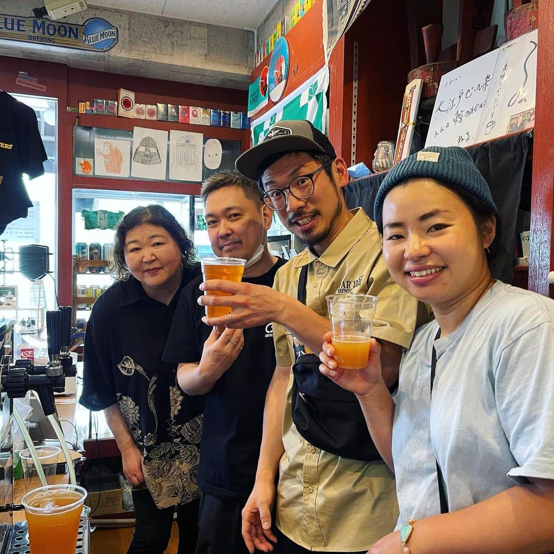 のインスタグラム：「週末北沢小西 @kitazawakonishi のリニューアル10周年にお越しいただいたみなさま、ありがとうございました！  北沢小西さんの524の日&周年ビールを、今年も東京醸造所で造らせていただきました🍻  『524 START BEERS EPISODEⅡ   ATTACK FROM FAR YEAST』  Brut IPA  AVB : 8.524%  FYBの創業ブランド、馨和を誕生当初からこれまでずっとラインナップしてくださっていて、さらには周年ビールを仕込んだ小松はここ北沢小西さんでしろうさんに出会ってFYBのブルワーになったというエピソードがありまして、本当にFYBにはなくてはならない存在です。 昨年はまだコロナの影響でお店に来ることは叶いませんでしたが、今年は周年ビールを引っ提げて、小松が下北沢の地に凱旋（？）！！ 伊奈デイズ・冨成さんとともに、たくさんの小西ファンと乾杯させていただきました🍻😊🍻  これからもよろしくお願いします！！  #faryeastbrewing #faryeast #fyb #beer #japanesecraftbeer #craftbeer #北沢小西」