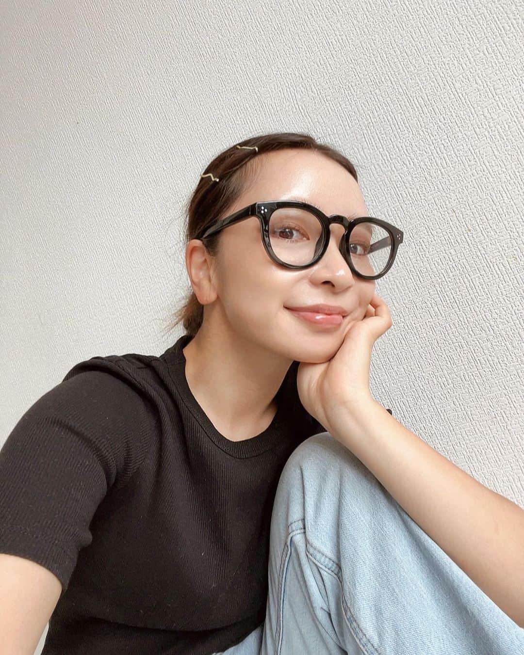 ayacasuのインスタグラム：「* * * 今日からずっと雨〜☔️ なにしようかなぁ😂 最近YouTubeで隠れてる👻捕まえる動画を 楽しそうに見てたから 👻捕まえごっこでもするかー!!🤣 * 寝癖やばい時の送り迎えスタイル🤫👓 体調不良で何回もリスケしてもらって 美容院2ヶ月いけてないなぁ * * * #ママコーデ #ママファッション  #低身長ママ #低身長コーデ  #男の子ママ #2歳児ママ  #幼稚園ママ #アラサーママ  #北摂ママ #大阪ママ」