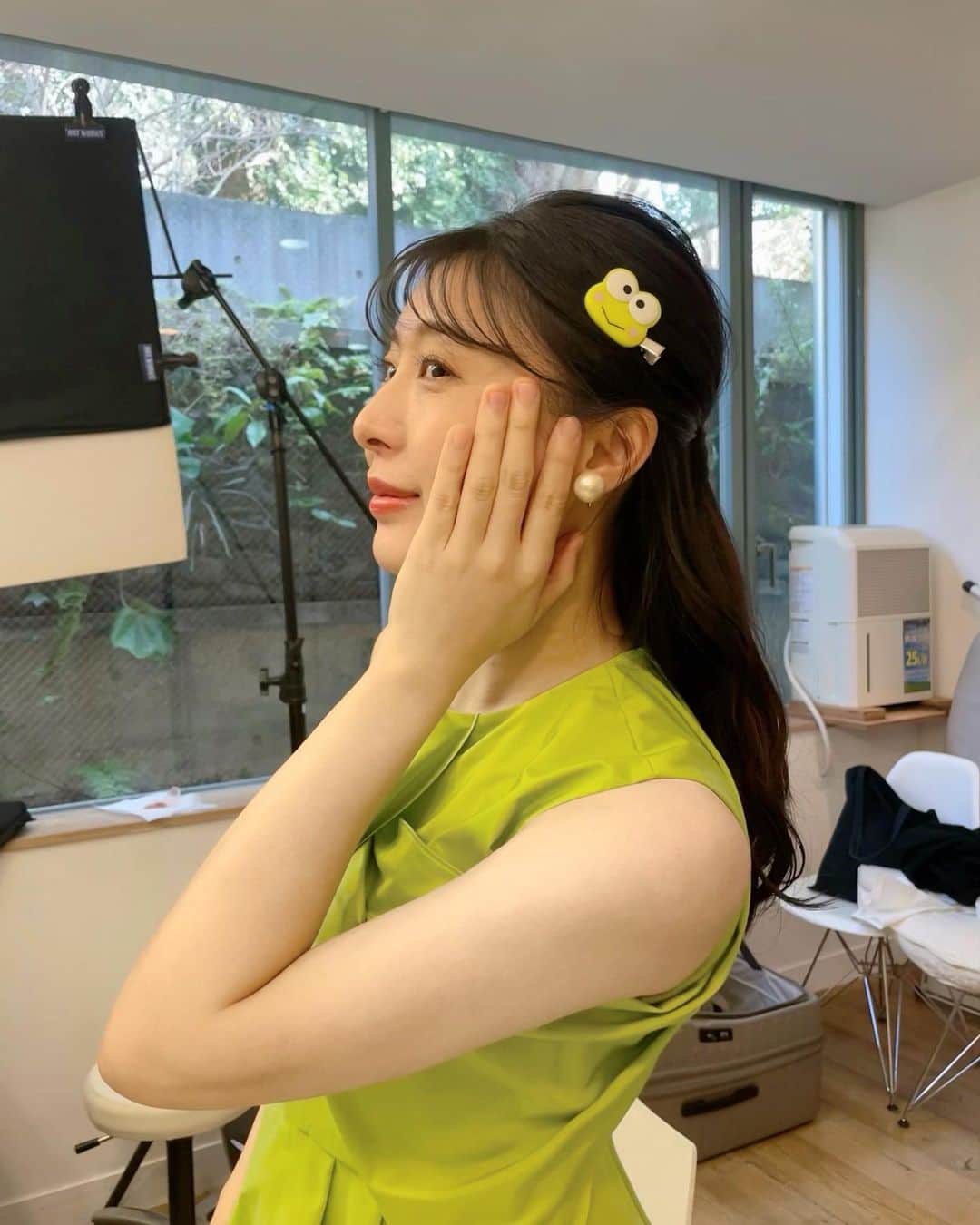 新倉瞳のインスタグラム：「こちらメイクさんがメイク時に前髪押さえてくださった可愛いヘアピン  “けろけろけろっぴ“  新作パンツドレスの色と全く同じだったので、もはやこちらのドレスはけろっぴドレスと呼んでおります🐸  ちなみにチェリストは皆、左手の指先もけろっぴ  今日も「音と服」は西武池袋にて 皆さま是非✨  【Shop Infomation】  M Maglie le cassetto limited shop 『音と服- Magnifique couture-』 日程:‪5月24日(水)‬〜30日(火) 会場:西武池袋本店3階中央A6番地 婦人服フロア特設会場 ⁡ ◆お問い合わせ 　西武池袋本店3階 　スーペリアクローゼット   Tel: 03-3982-3912」