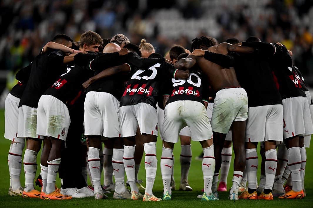 ダヴィデ・カラブリアのインスタグラム：「Una stagione lunga, complicata ma che ci farà crescere. Ci vediamo anche il prossimo anno UCL, come giusto che sia 🔜🇪🇺❤️🖤」