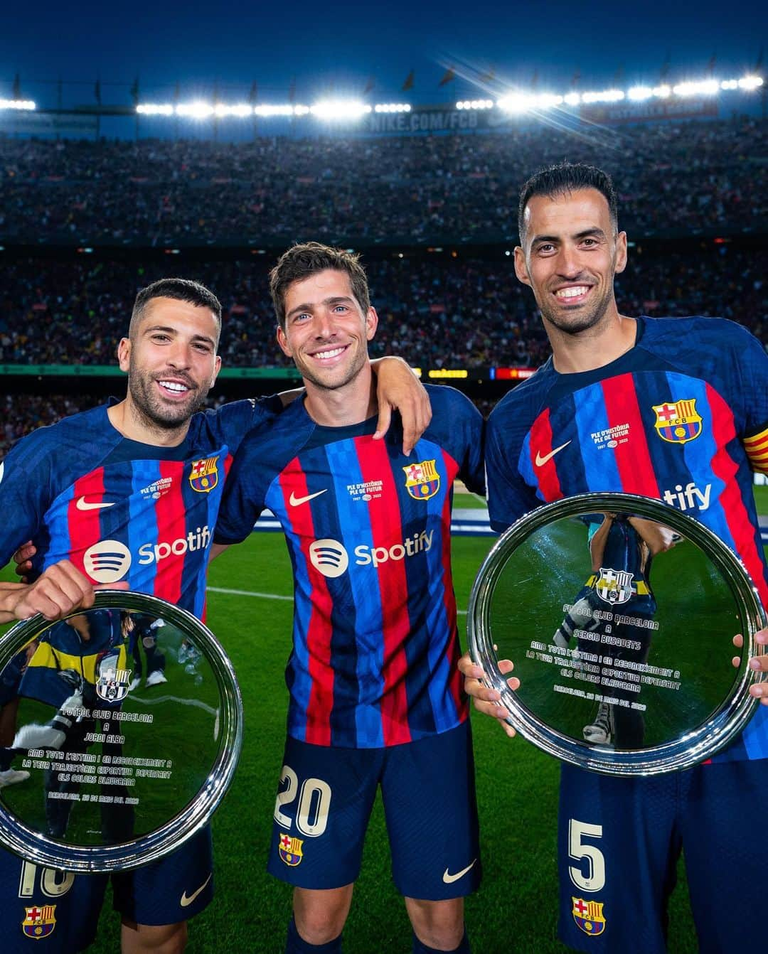 セルジ・ロベルトのインスタグラム：「No és un adéu, és un fins aviat, @5sergiob @jordialbaoficial & Spotify Camp Nou ❤️🏟️」