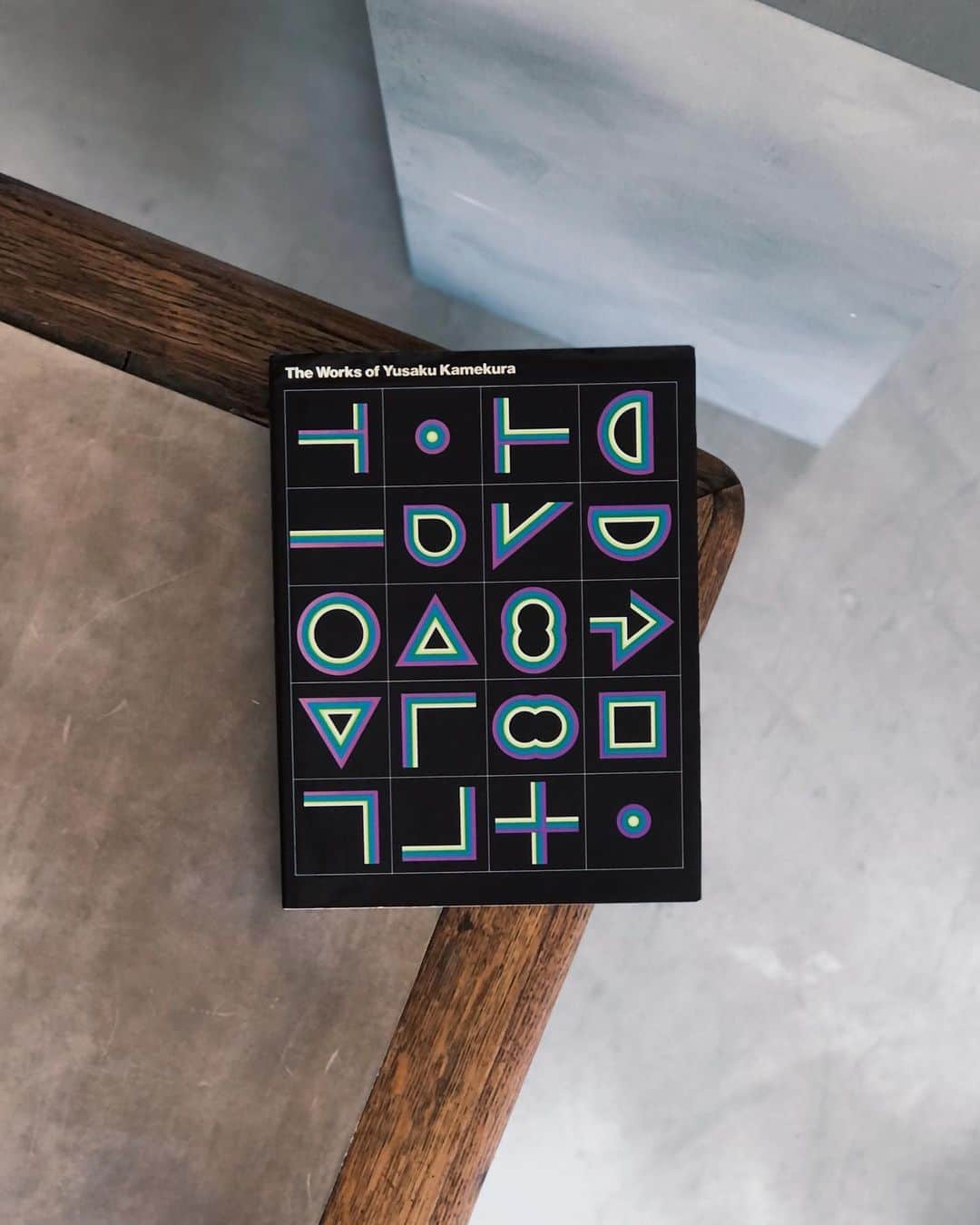 nostos booksのインスタグラム：「本日は『亀倉雄策のデザイン』、秋山晶『アメリカン マヨネーズ ストーリーズ』、TUGBOATの広告作品集、たむらしげるのイラスト作品集など42冊を入荷しました。  オンラインストアへは商品タグをタップ◯ 　 入荷本からおすすめ10選  ----------  1冊目 『亀倉雄策のデザイン 新装版』 日本を代表するデザイナー・亀倉雄策の作品集。東京オリンピックのポスターシリーズ、Nikonのポスター、パッケージデザインなどの代表作はもちろんのこと、ロゴワークや装丁など多数の作品を収録。自身による解説も併せて掲載。新装版。  ----------  2冊目 『アメリカン マヨネーズ ストーリーズ』 コピーライター、秋山晶の作品集。90年代にキューピーマヨネーズの広告のために書いたショートストーリーをまとめたもの。アメリカの東海岸を中心に撮影された旧き良き雰囲気を醸し出すダイナーの写真に、短編小説風のテキストが添えられている。  ----------  3冊目 『TUGBOAT 10 Years』 日本初のクリエイティブエージェンシー「TUGBOAT」の10年にわたる仕事を纏めた作品集。10年間でTVCM729本、新聞広告5,561段、ポスター1074タイプ。キャラクターデザインや映画、作詞、NPO活動と、多岐にわたるその活動と膨大な仕事量に圧倒される。  ----------  4冊目 『The Push Pin Graphic』 デザイン会社／プッシュピン・スタジオのメンバー、シーモア・クワスト、ミルトン・グレイサー、スティーヴン・ヘラーの作品集。広告に使用されたイラストやグラフィックデザイン、ブックデザインなどをカラーで多数掲載。   ----------  5冊目 『アートディレクター 太田英茂の仕事』 2012年に開催された「アートディレクター 太田英茂の仕事」の図録。昭和初期に広告会の神様とも称された太田英茂。少年時代から、花王宣伝部時代、共同広告事務所の設立、そして戦後の活動にいたるまで、その業績と仕事の全貌を紹介する。  ----------  6冊目 『Look Inside: Cutaway Illustrations and Visual Storytelling』 乗り物や身体、建築物、空間など、ありとあらゆるものの断面図を集めたビジュアル資料集。ディテールまで多層的に表現された断面図や内部構造を視覚的にも楽しめる一冊。  ----------  7冊目 『A Map of the World: According to Illustrators and Storytellers』 世界中の地図デザインを集めた資料集。ひとえに地図といっても、それぞれのグラフィックデザイナーによって個性豊かな表現方法で描かれる地図は、単なるナビゲーションにはとどまらない存在になっている。   ----------  8冊目 『ファンタスマゴリア』 絵本作家、たむらしげるによって創造された惑星、ファンタスマゴリア。サンタクロース村や時の砂漠、水晶山脈など幻想的で夢に溢れる風景を描いたイラストレーション作品をはじめ、短編漫画などを収録。  ----------  9冊目 『八木保の選択眼』 グラフィックデザイナー、アートディレクターとして活躍する八木保の作品集。アップルやインテルといったアメリカ企業での仕事をはじめ、中川政七商店でのパッケージデザインなど、氏の軌跡を辿りながらデザインの流儀や発想の原点を探る。  ----------  10冊目 『mmm...Skyscraper I Love You』 アンダーワールドのカール・ハイドとイギリスのデザイン会社TOMATOのアート・ディレクター／ジョン・ワーウィッカーによるダイナミックなタイポグラフィー作品集。文字のみで描いたニューヨークの街。  ----------  店舗情報はこちら @nostosbooks  ----------  #亀倉雄策 #nostosbooks #ノストスブックス #祖師ヶ谷大蔵 #砧」
