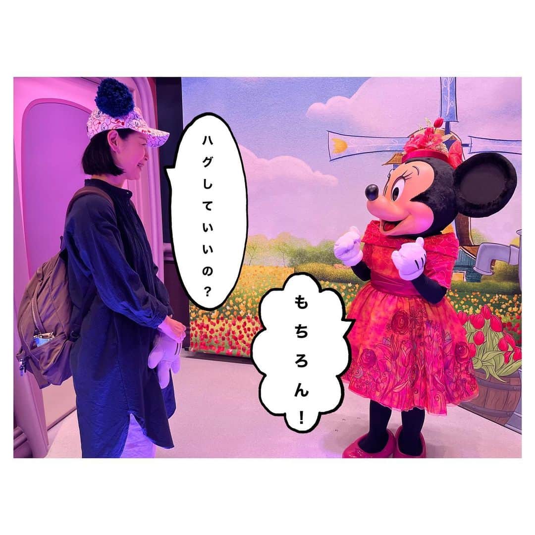睦のインスタグラム：「キャラクターグリーティングが 好きな私。  ふれあい完全復活後の 初めてのディズニーランド。  ソーシャル・ディスタンスの グリーティングに 慣れすぎたせいか。  ハグどうぞ！と 言わんばかりに 手を広げてくれる ミニー様に 「いいんですかー！？」と 一瞬、戸惑いながらも ハグを堪能。  やっと触れ合って 写真を撮ってもらえる 状況になった事を 噛み締めましたぁ💕  #ミニーのスタイルスタジオ  #minniesstylestudio  #ミニーマウス  #minniemouse  #ミニー  #minnie  #スタイルスタジオ  #stylestudio  #タイミング  #再会  #fashiondesigner  #キャラグリ  #グリーティング  #グリ  #ディズニーリゾート  #東京ディズニーリゾート  #disneyland  #tokyodisneyresort  #tokyodisneyland  #ディズニーランド　 #東京ディズニーランド  #ファッションデザイナー  #tdr  #tdl  #ディズニーリゾート好きと繋がりたい  #プーさん好きと繋がりたい  #lovot大好きな人と繋がりたい  #モデル  #model  #睦」