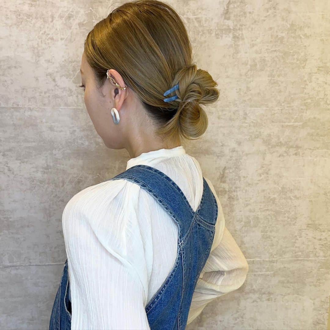 YU-U（工藤由布）のインスタグラム：「2023,05,29のアレンジ 雨でどんより🌧️ ♾️お団子でコンパクトに🍡 今度動画撮ろうと思うー😌 ピアス… @san_official ×YU-U スティック… @san_official イヤーカフ… @cilsoie ×YU-U ・・・ #uアレンジ  #ヘアアレンジ #uロングアレンジ #cilsoie #sAnコレ #♾️団子」