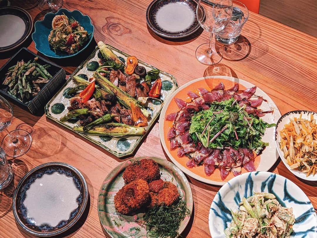 寺井幸也のインスタグラム：「25種類の野菜を使った 夜ご飯🍆🍅🥑🥦 　　　　 メインは 名古屋コーチンと 野菜のグリル。 最近野菜をシンプルに焼いて食べるのに またハマっている。 オーガニック野菜は 味が濃くて良い意味での 雑味もあり何よりエネルギー値が高い。 手間暇かけて育てられた生産者さんの愛情と 太陽と水と偉大な大地のエネルギーが 詰まっているのを感じる🙏🏻 焼く時の油は @schuzlmither.jp  で販売されている本物のなたね油。 焼く時や揚げる時に使うと 香りがグンッとかわる。 なたね油ってオリーブオイルとか胡麻油に比べると どうしても安いものに目が行きがち(あまりこだわらない)僕はむしろ買う事すらなくてどちらかというと米油派だったのです。が、このなたね油を使ってしまってからはスーパーでも美味しいなたね油ないかなぁーって探しちゃうくらい🥹 家にくる人にも皆んなに 香りをかがせてまわってます。笑 幸サロではこのなたね油を 作っている農家さんを 訪れる予定です。 きっと興奮して人生かわるな。 　　　　 後は和歌山でこの夏オープンする 発酵をテーマにした飲食店のメニューを プロデュースするのですが、 そこで出す予定の"梅コロ" 和歌山といえばの紀州の梅干しに マイルドなチーズを練り込んだ梅コロッケ。 少し甘めのトマトソースが相性抜群👌🏻 看板メニューになるかも😊 　　　　 そんな昨夜は @umekawaichinosuke  #梅川壱ノ介  さんと @hirooo1211  を招いて😌不思議な ご縁があり楽しい時間を 過ごせた。また集まりましょう🫡 　　　　 　　　　 しかし自分のご飯食べた後はすこぶる体調良くなる。 幸也飯すげー。と思っている朝。 　　　　 #幸也のササっと飯」