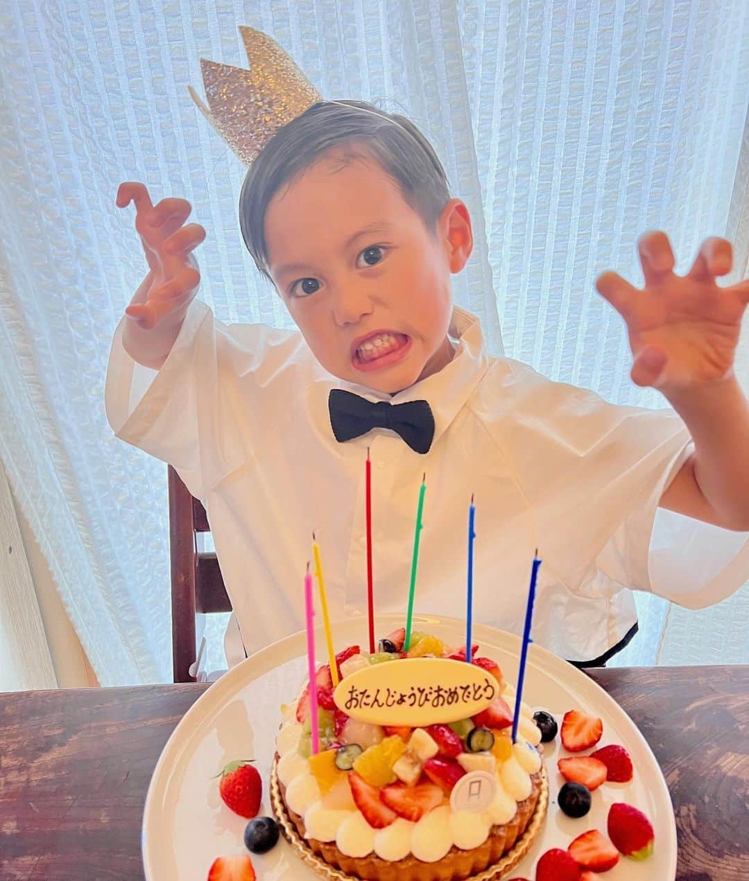 Chocolatさんのインスタグラム写真 - (ChocolatInstagram)「6歳おめでとう🎊  誕生日はバースデーケーキを食べて映画館へ。いま息子がハマっている「名探偵コナン」を観に行きました👓 写真5枚目以降は、最近の息子の様子です。  また一年、健やかに楽しく過ごせますように。 ・ ・ #6歳」5月29日 7時56分 - chocolatandakito