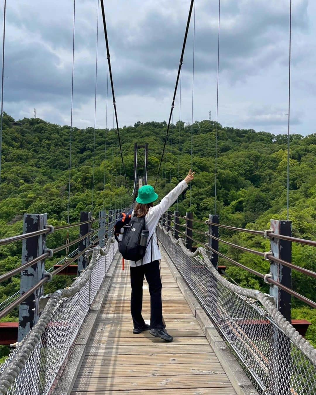 岩崎裕美のインスタグラム：「2023.5  #ほしだ園地 の#星のブランコ までゆるりとハイキング⛰️  気分的にも気候的にもゆるっとがちょうど良かったので今の私にぴったりスポットだった🚶‍♀️  お天気も良くて木陰歩くコースはちょうど良い気候。  蛇やトカゲや多種多様な虫たちに出会あえます←   コースも様々かつ登れる山も付近にいっぱいあるみたいだし、何回かまた来れたらいいなぁ🤔💭」