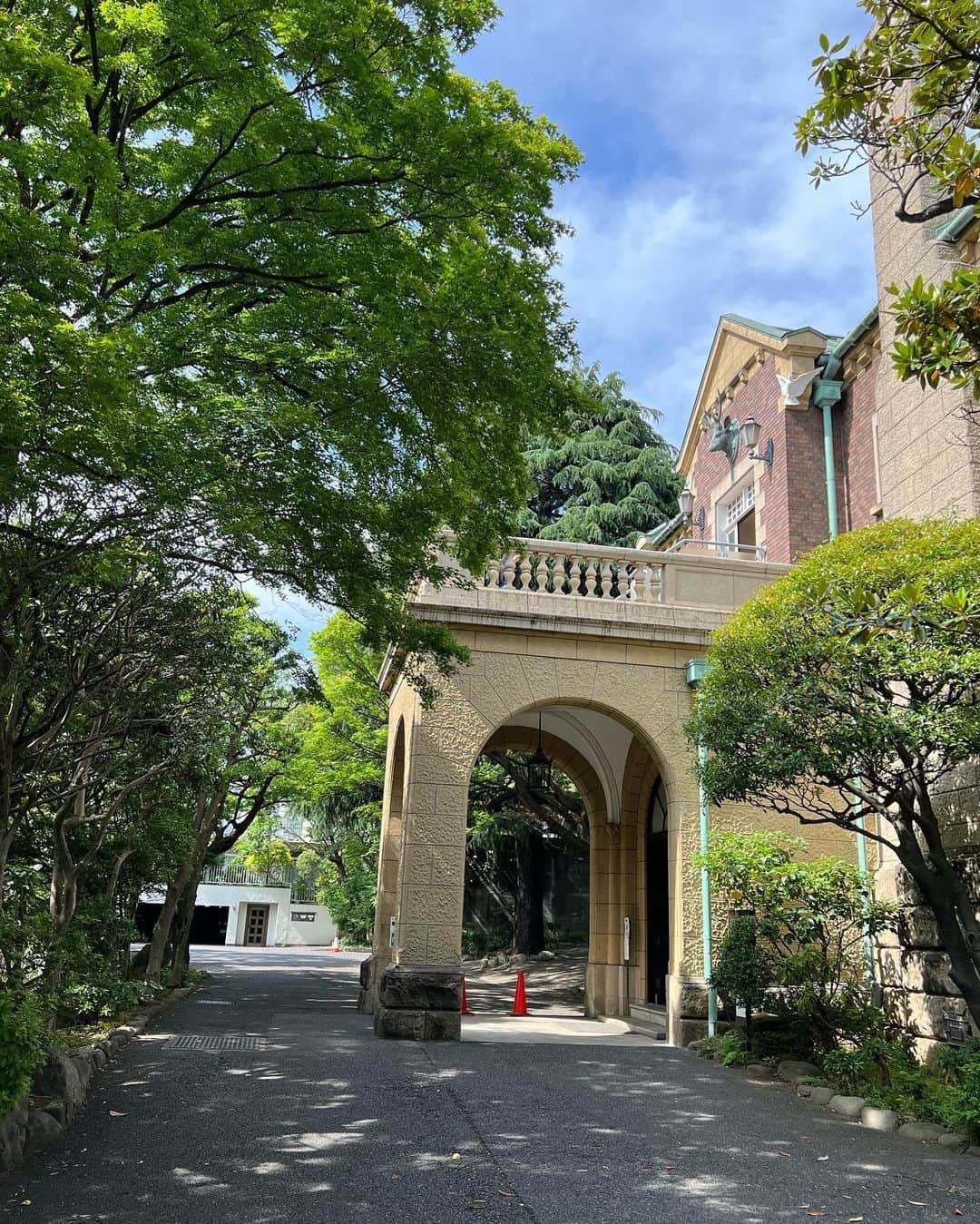 早川愛さんのインスタグラム写真 - (早川愛Instagram)「🌿🌿🌿  今週は梅雨のような雨模様ですががんばろう🌈 鳩山会館、かわいい洋館でした🏰🦌🦉 また薔薇が満開の時期に行ってみたいな🌹 ちなみに某仮面🎭が印象に残ってる🫨 ブラタモリをしてよく歩きました🙆‍♀️  ・ op @snidel_official  bag @chanelofficial  shoes @dianashoespress   ・  #鳩山会館 #ローズガーデン ほぼ見頃終わっていた #洋館巡り #洋館 #ステンドグラス #江戸川橋 #護国寺 #御朱印ガール #御朱印 #ブラタモリ #happy」5月29日 8時11分 - megumegu_1006