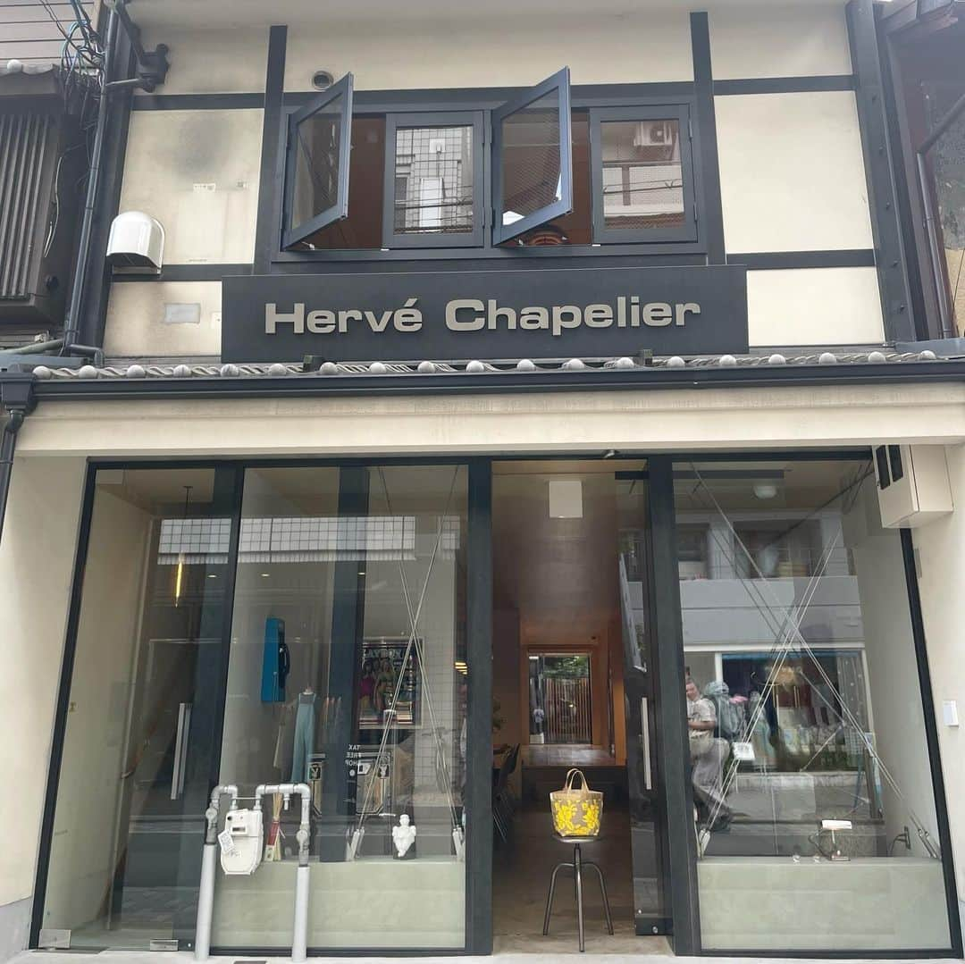 エルベシャプリエのインスタグラム：「【Herve Chapelier メゾン京都/京都別館】  🚩本日、10時よりご予約受付スタート！！  luna`swork 🌱+Atelier table🍴 ＠Herve Chapelier KYOTO BEKKAN/MAISON KYOTO  6月17日(土)、18日(日) エルベシャプリエ京都別館、メゾン京都にて luna`swork大久保桂子さんと Atelier table山崎亮子さんによる 植物と食にまつわるイベントを開催いたします👩🏻‍🌾  二日間限定のイベントです！ 2度目の開催となる今回は“ハーブ”をテーマに、植物の薫りを楽しみ、味わっていただく会となります🌿  🚩6月17日(土) 🔹luna`sworkワークショップ@京都別館 🔸Atelier table CAFE@メゾン京都  🚩6月18日(日) 🔸luna`swork出張花屋@メゾン京都 🔸Atelier table CAFE@メゾン京都  ※イベント内容についてはエルベシャプリエ、サニー＆カンパニーの各HPよりご確認くださいませ。 ※luna`sworkワークショップ、Atelier table CAFEは完全予約制となります ※ご予約は各HPにて5月29日10時より受付開始いたします ※写真はイメージです 　  この機会にぜひ、初夏の京都へお運びくださいませ💫  #hervechapelier #エルベシャプリエ #sunnyandcompany #sunnyandcompanykyoto #サニーアンドカンパニー京都店 #サニーアンドカンパニー #エルベシャプリエ京都別館 #エルベシャプリエメゾン京都 #エルベシャプリエ京都 #サニーのワークショップ @lunaswork0817  @matsuuuuu1106  @sunnyandco_jp」