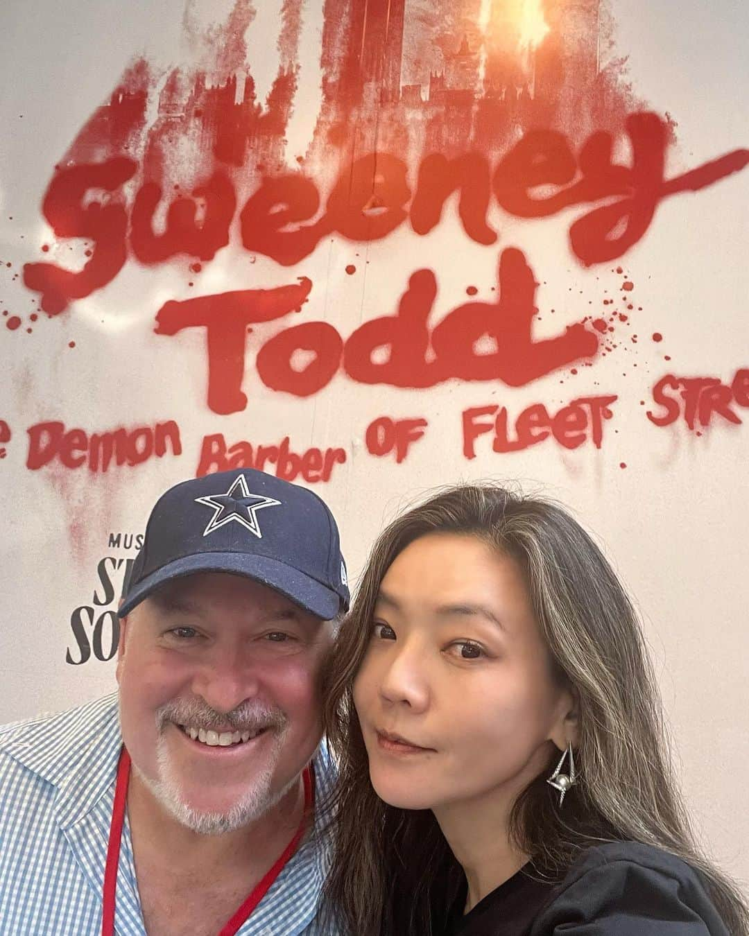 和央ようかさんのインスタグラム写真 - (和央ようかInstagram)「Sweeney Todd day 🩸with Scarlet pimpernel 😊  ブロードウェイミュージカル、スウィーニートッドを、宝塚でもお馴染みのスカーレットピンパーネル、のオリジナルスカーレットピンパーネル役の方ダグラスと観に行きました😊 終演後にスウィーニートッド役の方ジョシュにお会いでき📸 本当に素晴らしかった😳👍😊 大好きなナタリーにも会え、幸せな日でした😊  あ、帰りにタイムズスクエアでキングゴングに出会いました😝  #takakoworldstylin🌎 #takakonystylin🍎 #lifestyle #nylife#ny #ニューヨーク#broadwaymusical #sweeneytodd #yokawao和央ようか」5月29日 8時27分 - yokawao0215